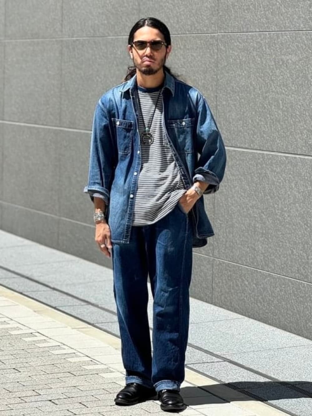 ブルー系のシャツ/ブラウス、ホワイト系のTシャツ/カットソー、ブルー系のソックス/靴下を着用したメンズの秋コーディネートの1枚目の写真