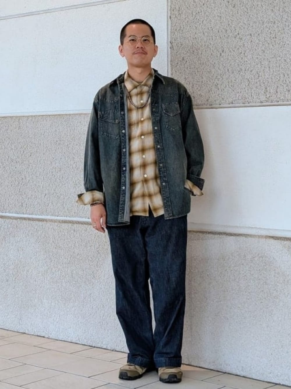 ブルー系のデニムパンツ、ブラウン系のシャツ/ブラウス、ブルー系のシャツ/ブラウスを着用したメンズの秋コーディネートの1枚目の写真