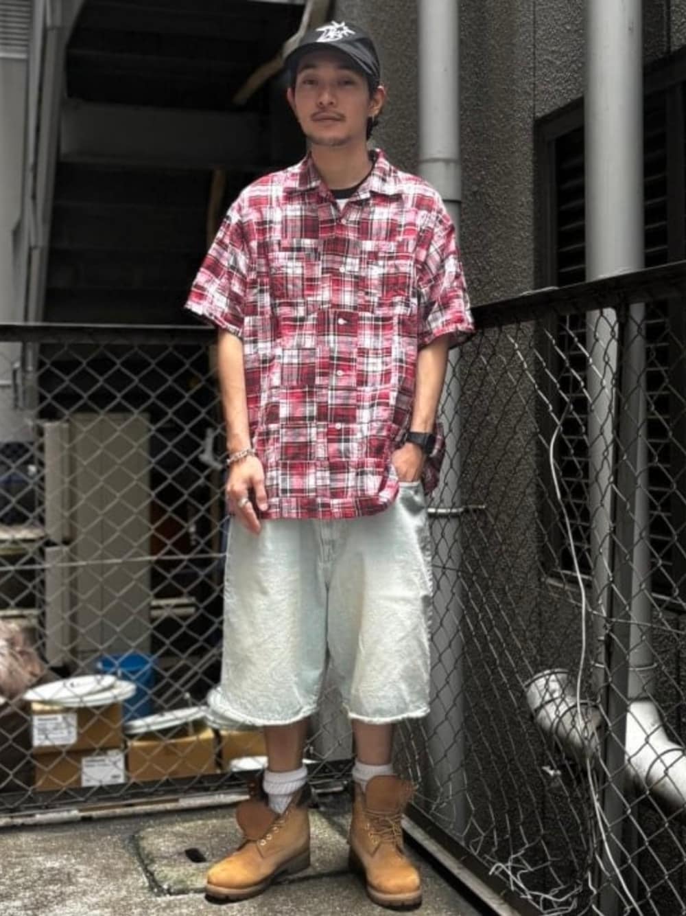 レッド系のシャツ/ブラウスを着用したメンズの夏コーディネートの1枚目の写真