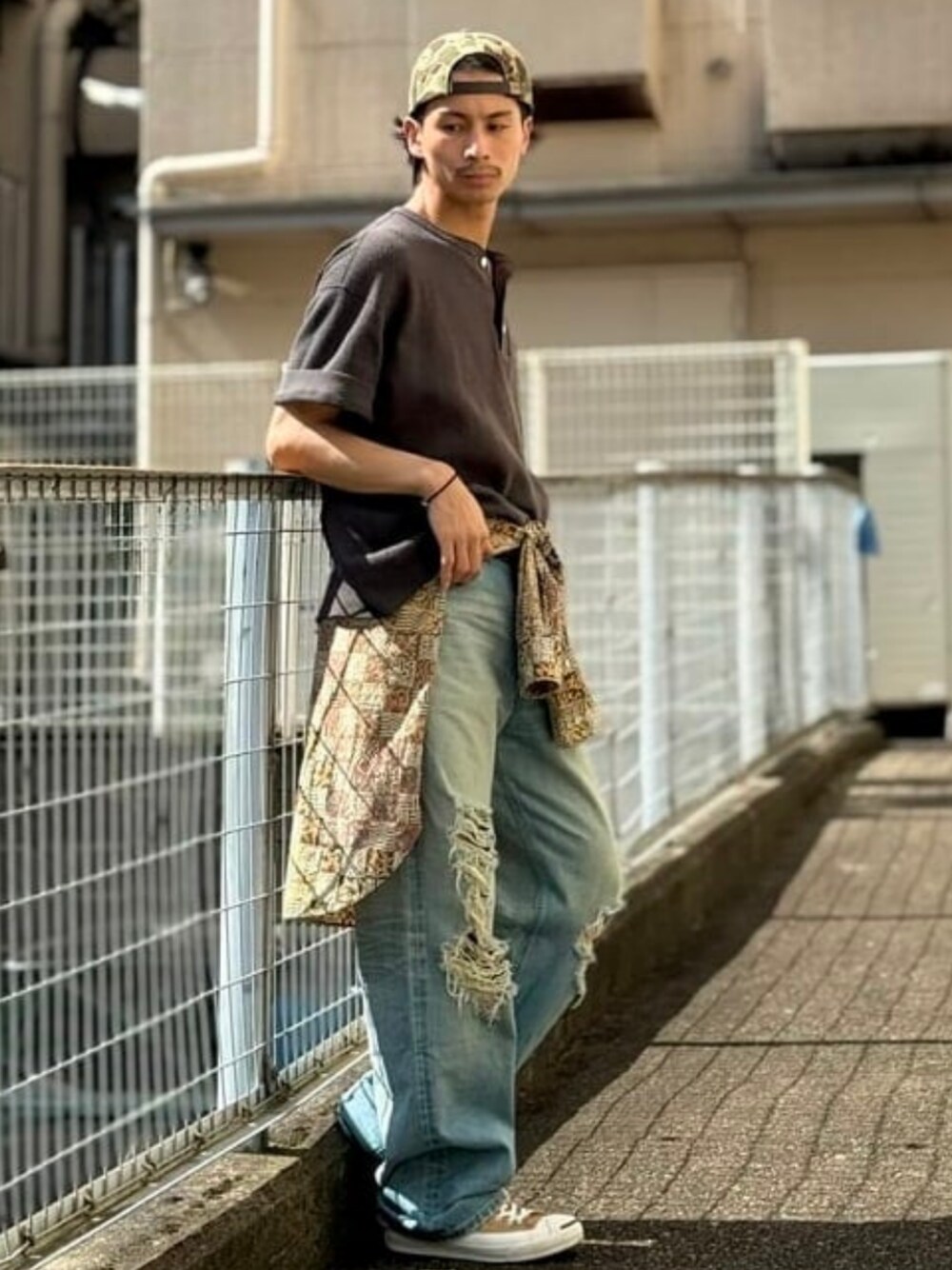 ブルー系のデニムパンツ、ブラック系のTシャツ/カットソーを着用したメンズの夏コーディネートの1枚目の写真