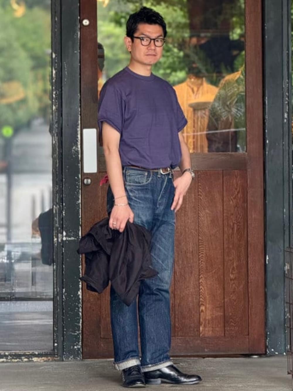 ブラック系のブルゾン、ブルー系のTシャツ/カットソーを着用したメンズの夏コーディネートの1枚目の写真