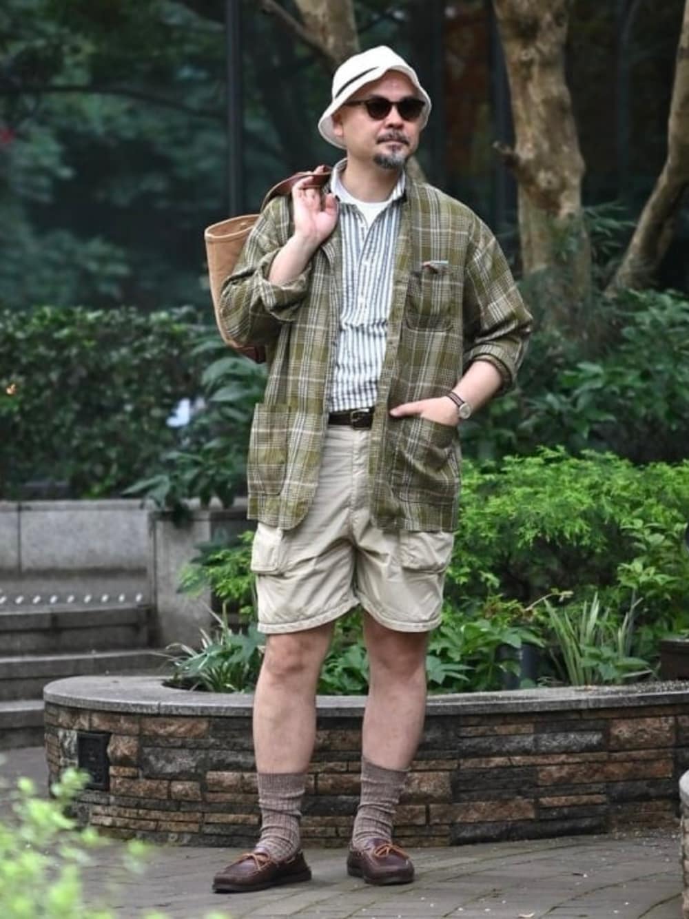 ベージュ系のその他パンツ、その他のシャツ/ブラウス、グリーン系のその他アウターを着用したメンズの夏コーディネートの1枚目の写真