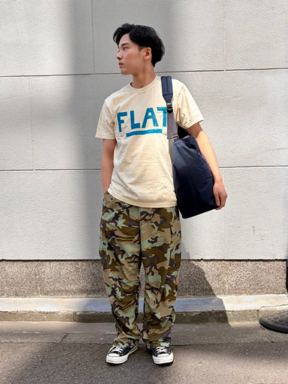 ホワイト系のTシャツ/カットソー、その他のカーゴパンツを着用したメンズの夏コーディネートの1枚目の写真