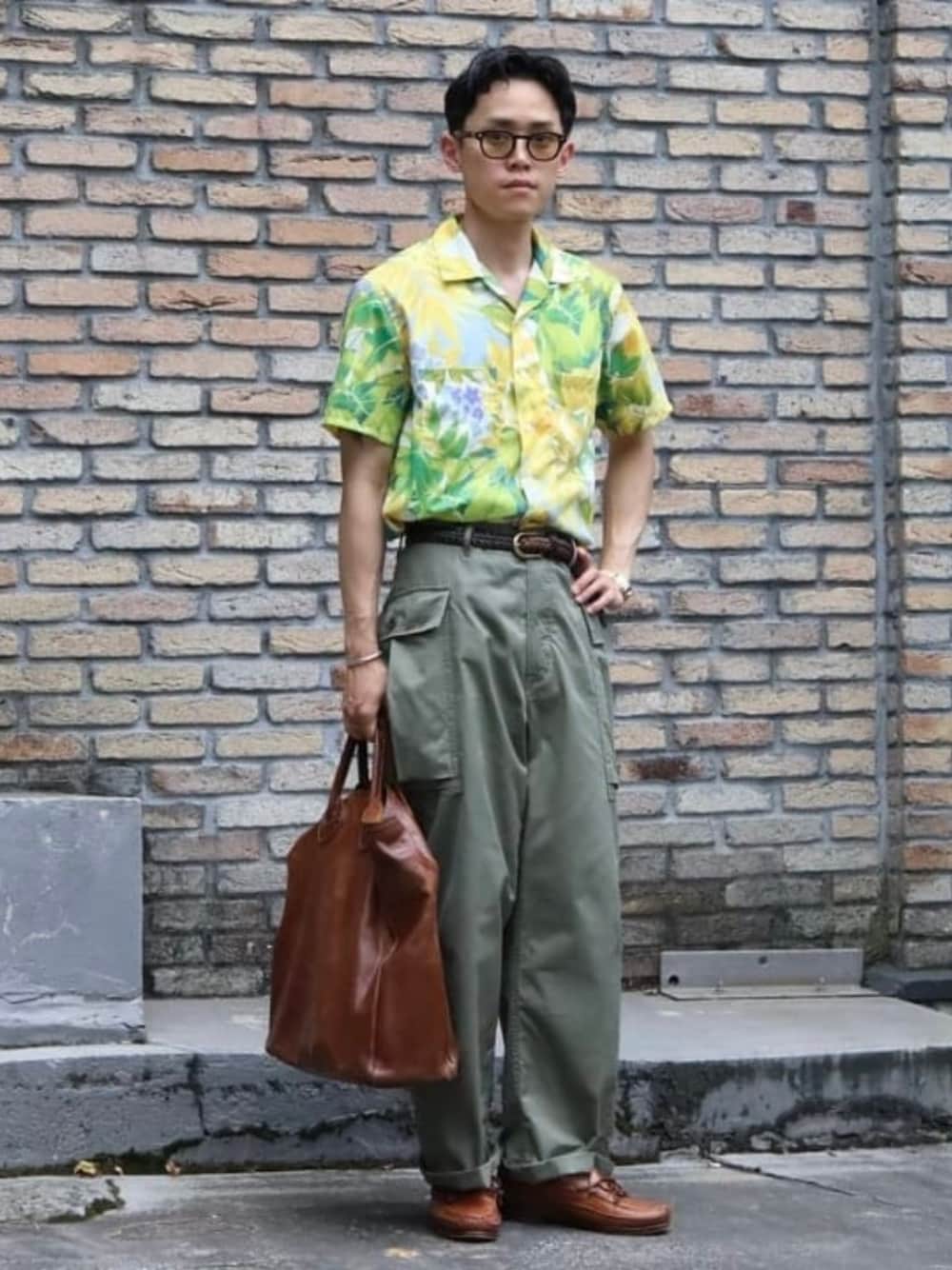イエロー系のシャツ/ブラウス、ブラウン系のベルトを着用したメンズの夏コーディネートの1枚目の写真