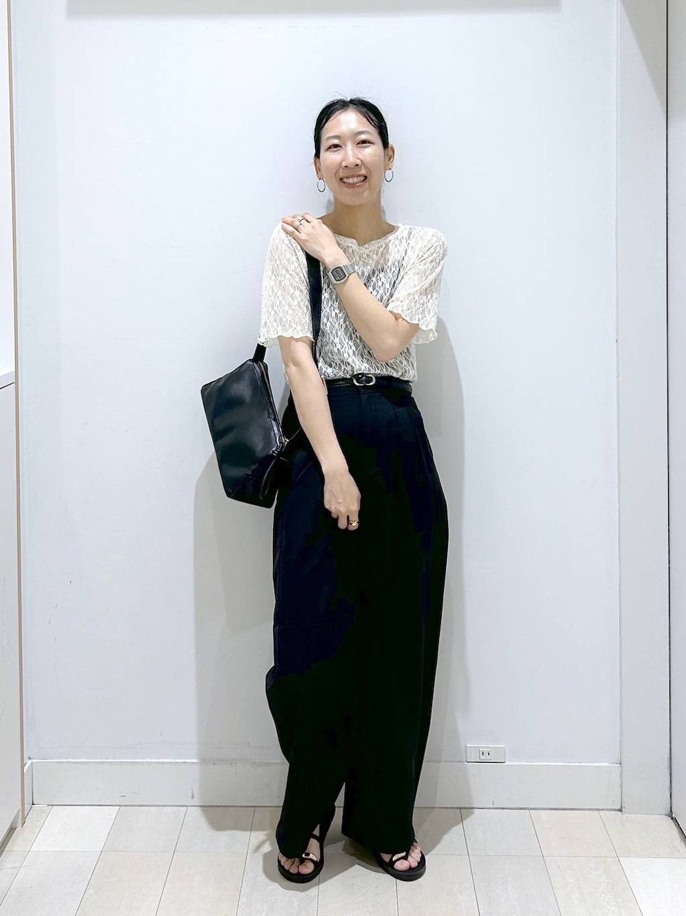 ブラック系のその他パンツ、ブラック系のショルダーバッグ、ホワイト系のTシャツ/カットソーを着用したレディースの夏コーディネートの1枚目の写真