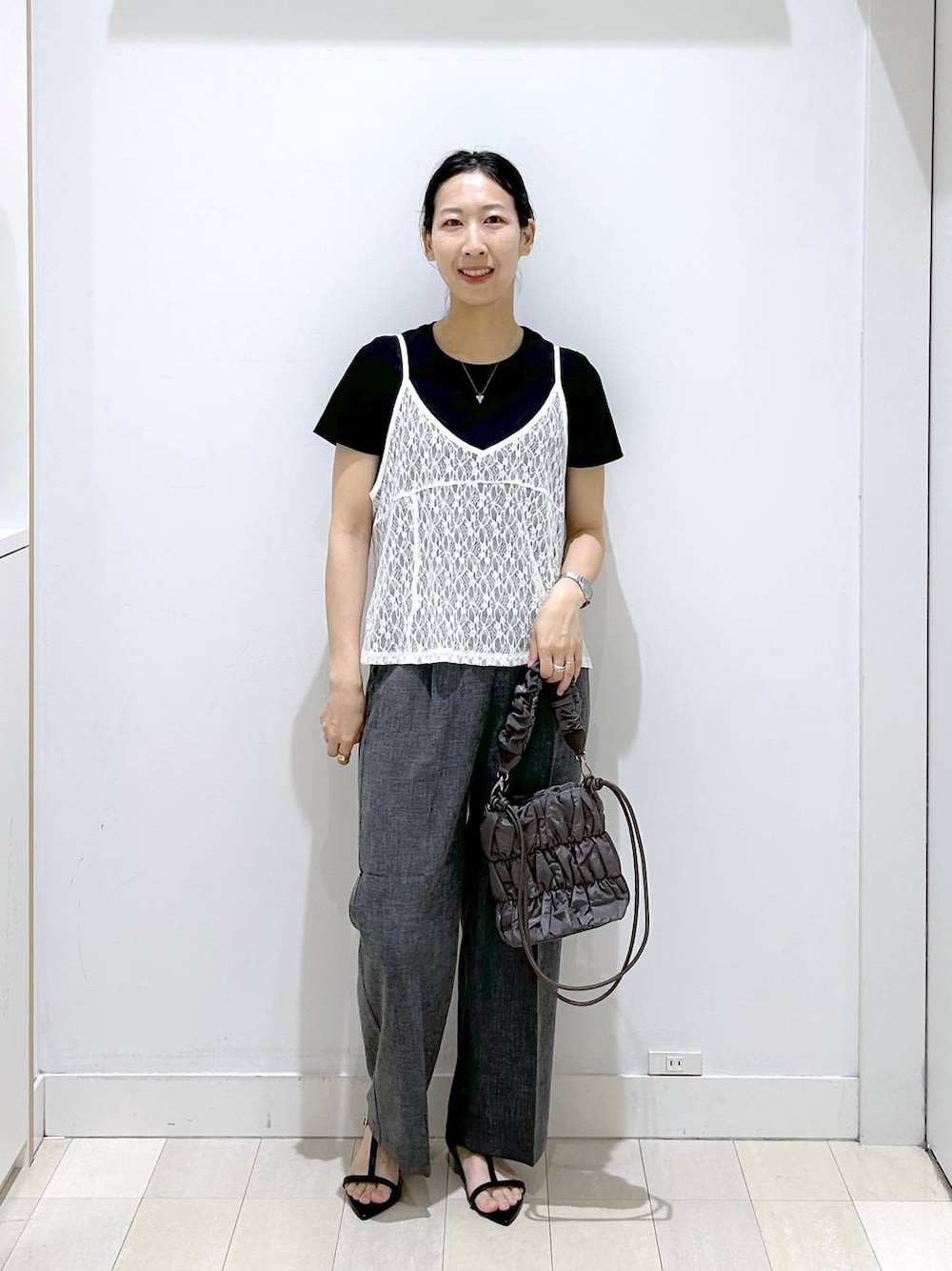 グレー系のトートバッグ、グレー系のその他パンツ、ブラック系のTシャツ/カットソーを着用したレディースの夏コーディネートの1枚目の写真