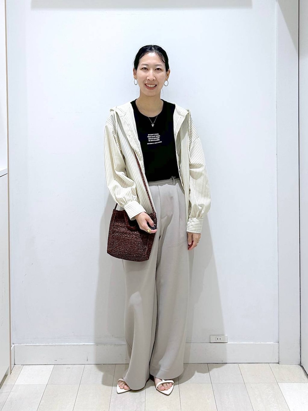 ブラック系のTシャツ/カットソー、ブラウン系のTシャツ/カットソー、ベージュ系のその他パンツを着用したレディースの夏コーディネートの1枚目の写真