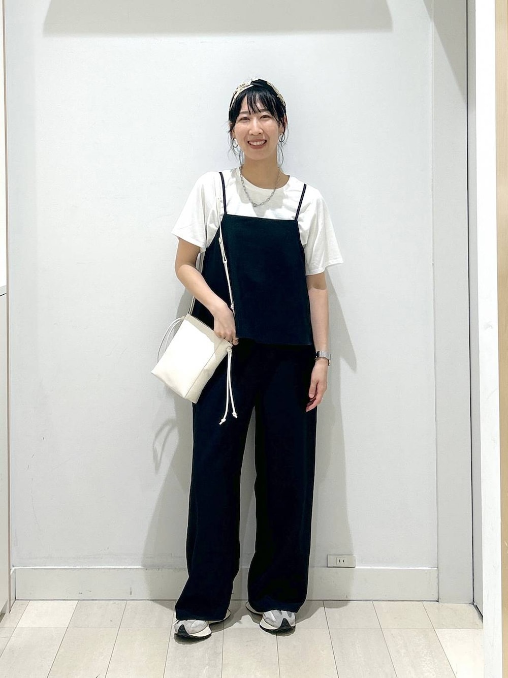 ホワイト系のショルダーバッグ、ブラック系のサロペット/オーバーオール、ブラック系のその他ヘアアクセサリーを着用したレディースの夏コーディネートの1枚目の写真