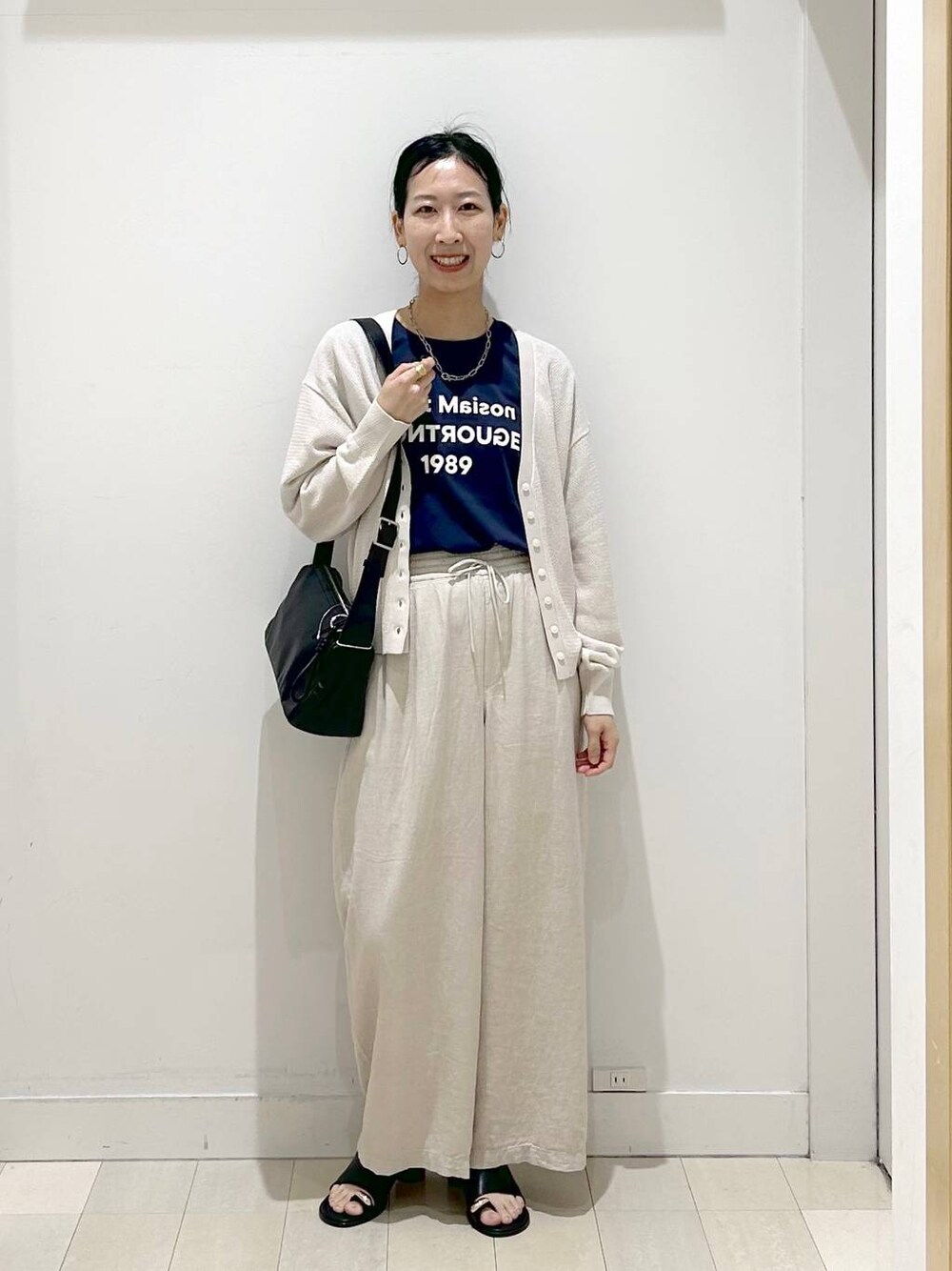 ホワイト系のその他パンツ、ブラック系のショルダーバッグ、ブルー系のTシャツ/カットソーを着用したレディースの春コーディネートの1枚目の写真