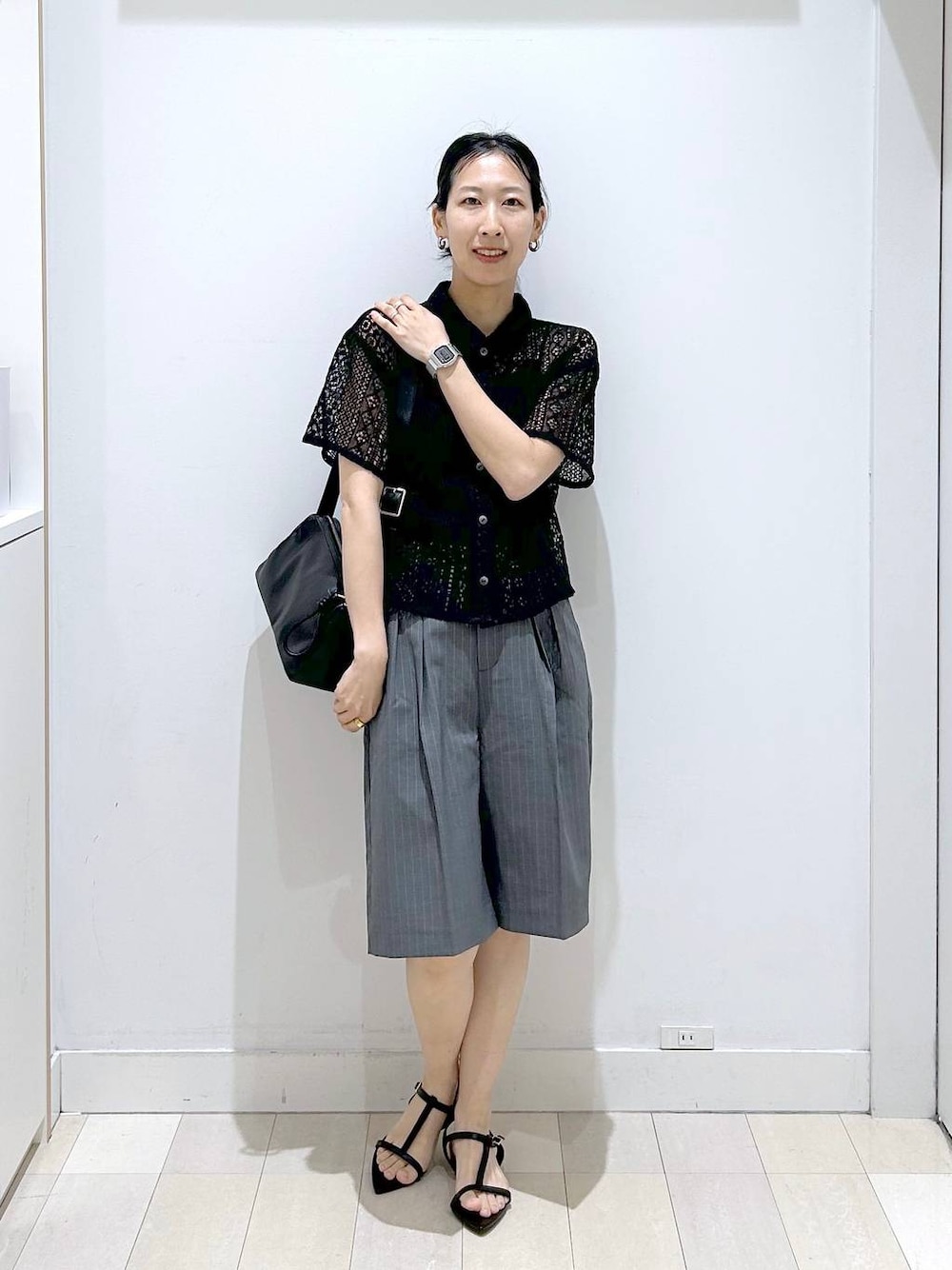 ブラック系のショルダーバッグ、グレー系のその他パンツ、ブラック系のシャツ/ブラウスを着用したレディースの夏コーディネートの1枚目の写真