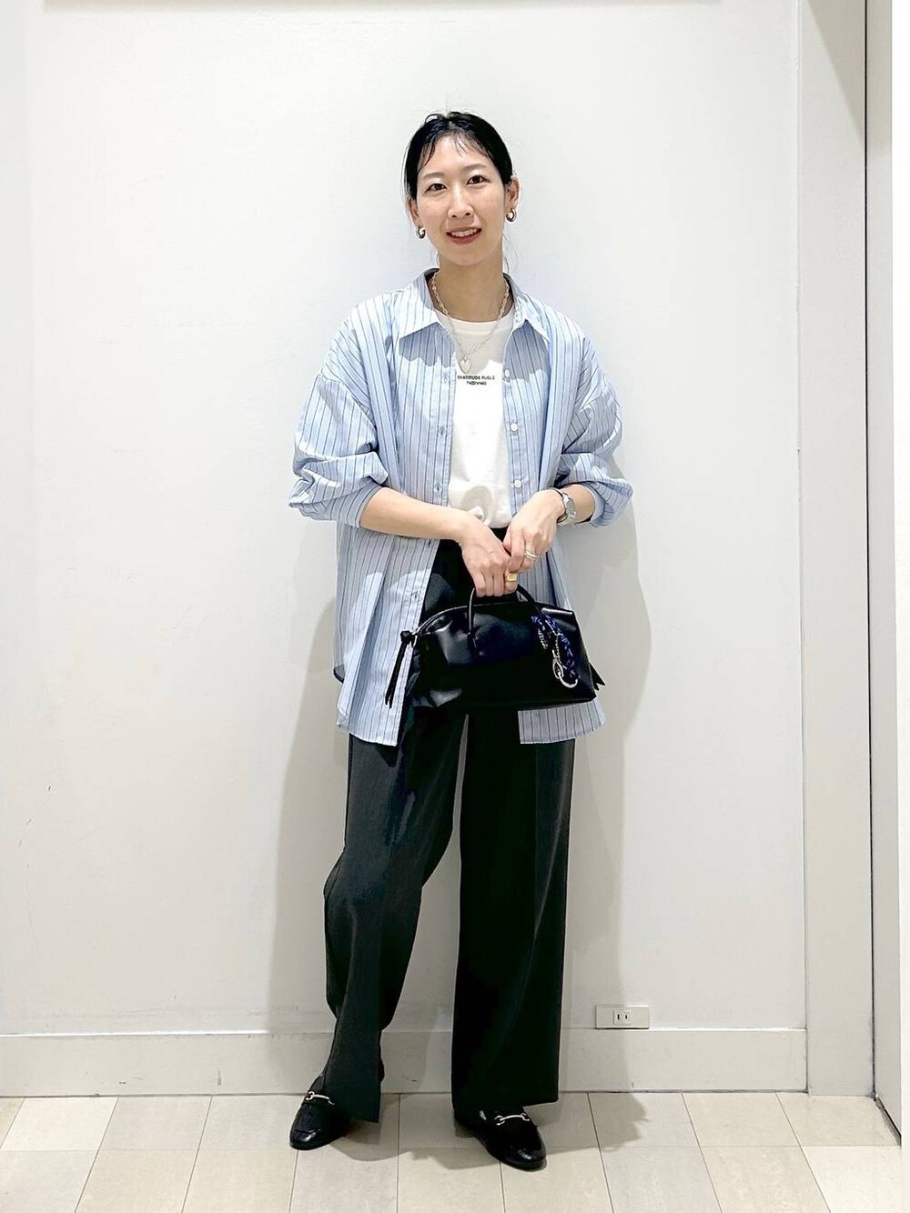 ブラック系のローファー、ブルー系のシャツ/ブラウス、グレー系のその他パンツを着用したレディースの春コーディネートの1枚目の写真