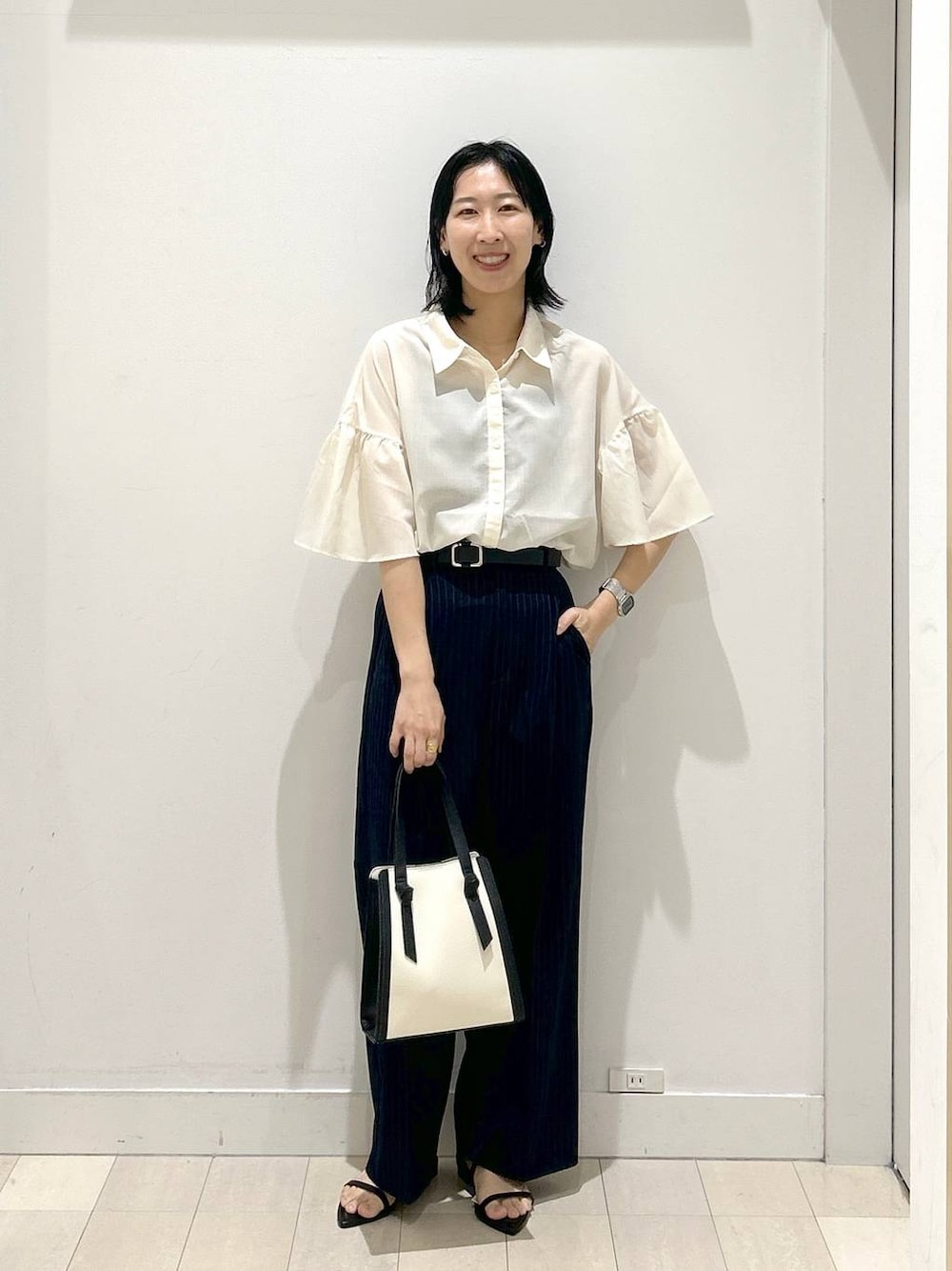 「体型カバー、着痩せ・細見え、ベーシック/シンプル、GLOBAL WORK、ウツクシルエット_GLOBAL WORK、ウツクシルエットでいこう、ウツクシルエットパンツ_GLOBAL WORK、ブラウス、夏コーデ」｜「GLOBAL WORKのスペ軽変形3WAYBAG/234491（ショルダーバッグ、ホワイト系）」を使った、rellraさん（レディース・159cm）の夏コーディネートの1枚目の写真