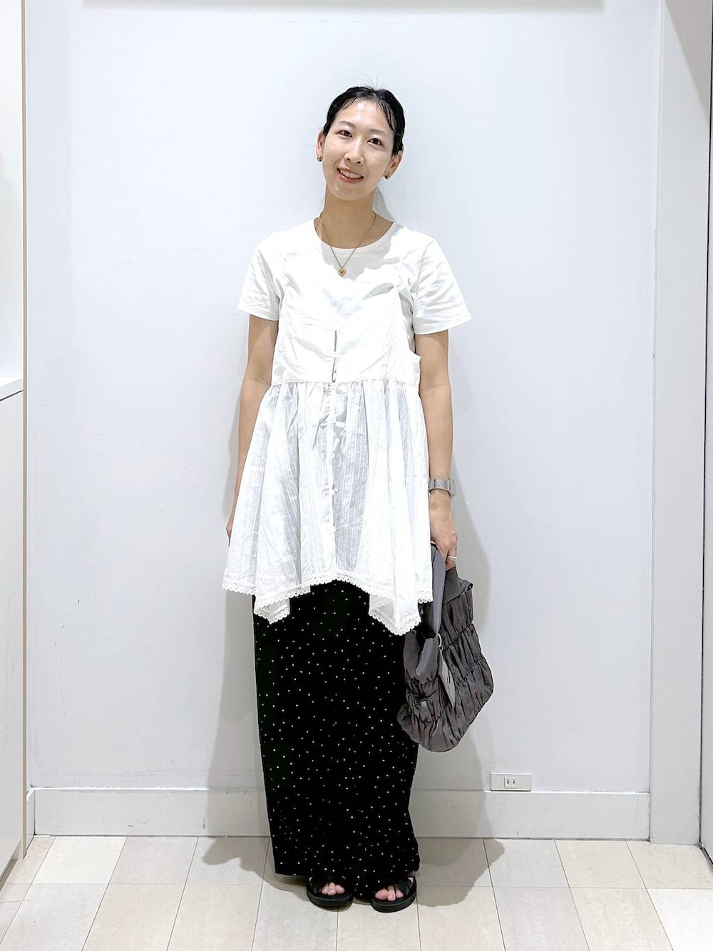 ホワイト系のシャツ/ブラウス、その他のその他パンツ、グレー系のトートバッグを着用したレディースの夏コーディネートの1枚目の写真