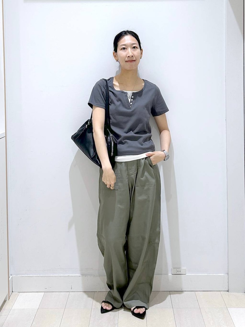 ブラック系のショルダーバッグ、グリーン系のその他パンツ、グレー系のTシャツ/カットソーを着用したレディースの夏コーディネートの1枚目の写真
