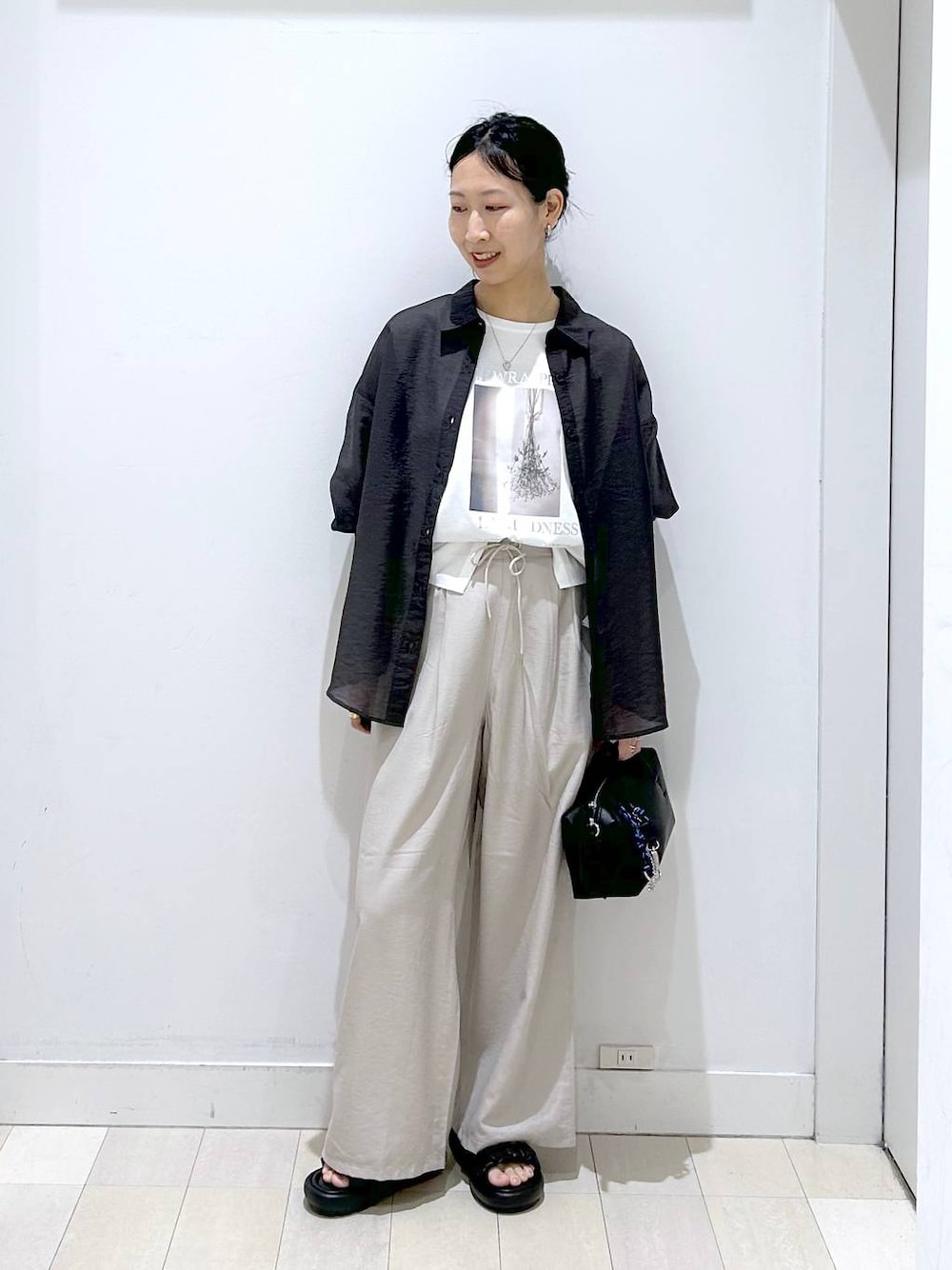 ベージュ系のその他パンツ、グレー系のシャツ/ブラウス、ホワイト系のTシャツ/カットソーを着用したレディースの春コーディネートの1枚目の写真