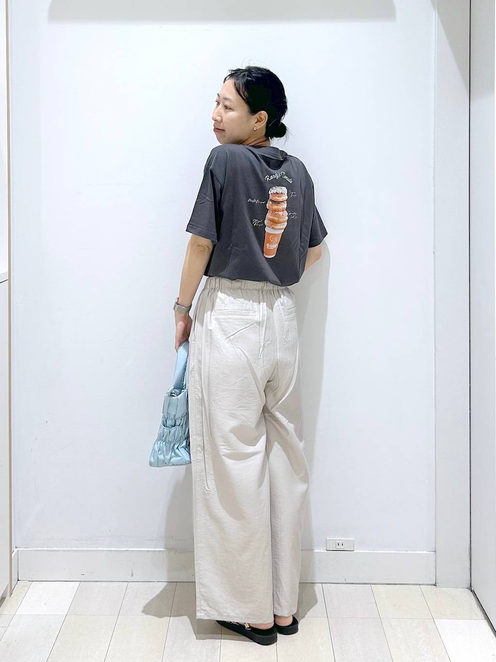 ブルー系のトートバッグ、ベージュ系のその他パンツ、ブラック系のサンダルを着用したレディースの夏コーディネートの1枚目の写真