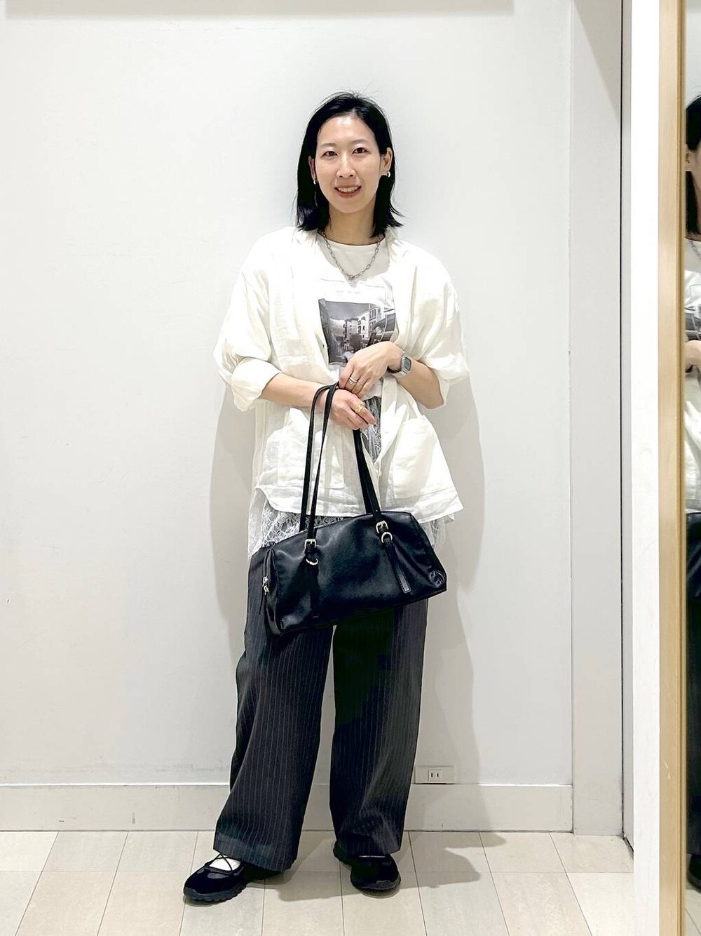 ホワイト系のシャツ/ブラウス、グレー系のその他パンツ、ホワイト系のTシャツ/カットソーを着用したレディースの春コーディネートの1枚目の写真