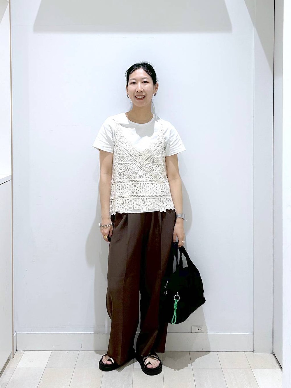 ブラック系のトートバッグ、ブラウン系のその他パンツ、ホワイト系のTシャツ/カットソーを着用したレディースの夏コーディネートの1枚目の写真