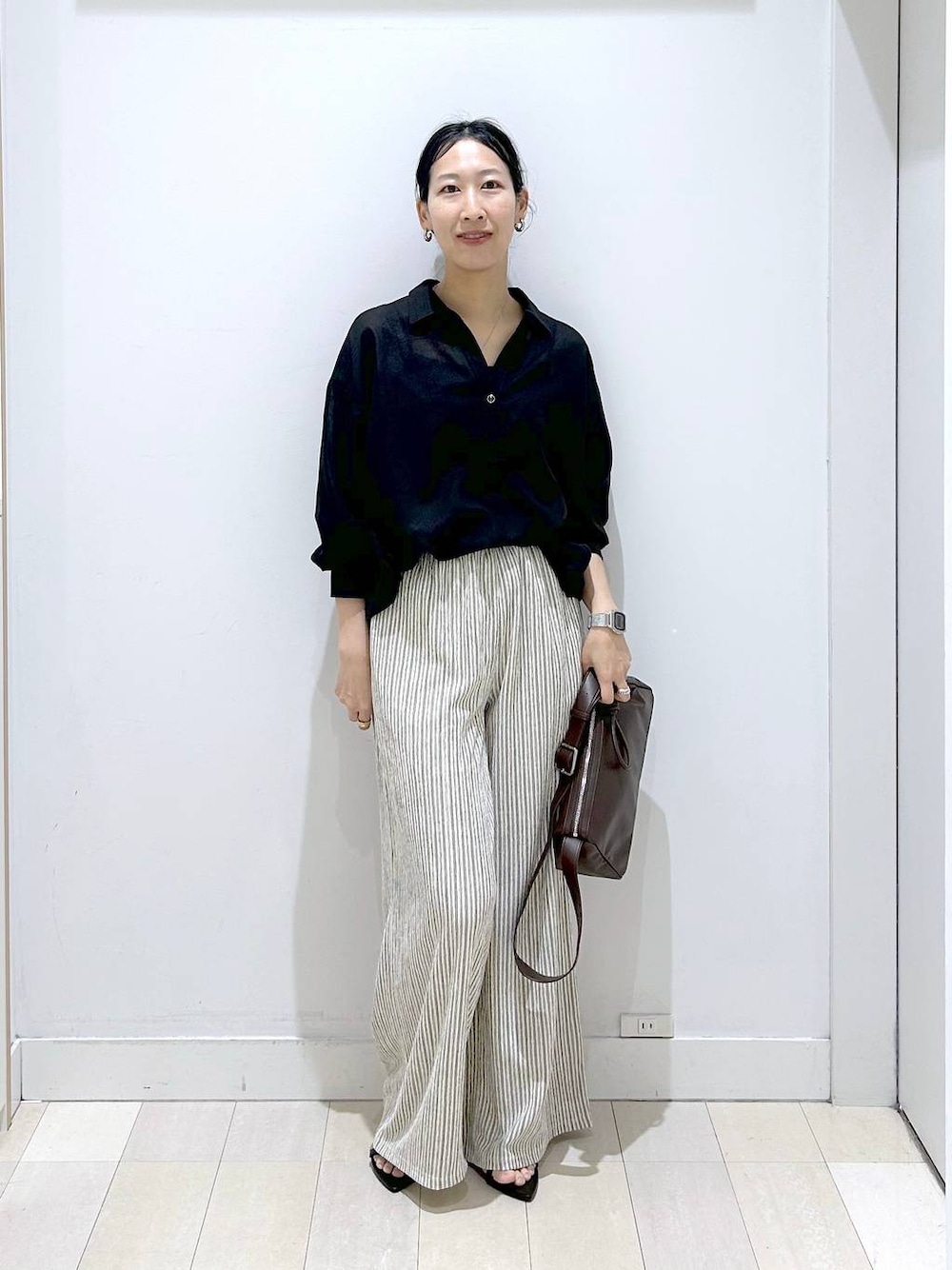 ブラック系のシャツ/ブラウス、ブラウン系のショルダーバッグ、ホワイト系のその他パンツを着用したレディースの夏コーディネートの1枚目の写真