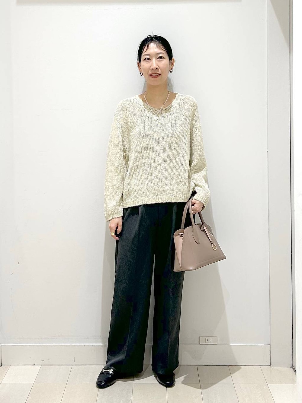 ブラック系のローファー、ベージュ系のショルダーバッグ、グレー系のその他パンツを着用したレディースの春コーディネートの1枚目の写真