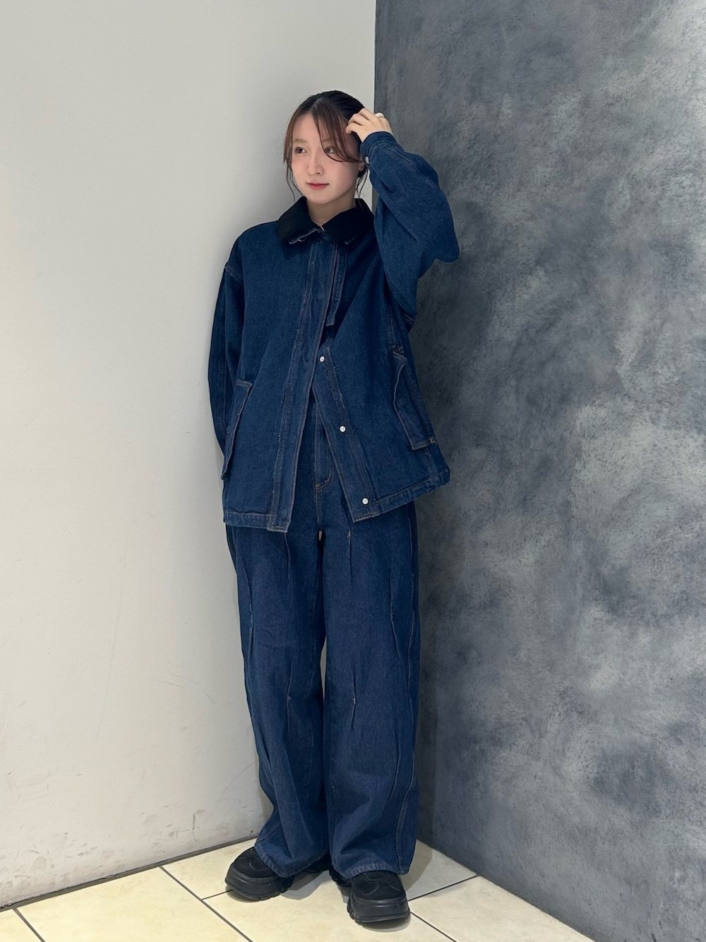 「KBF、25aw、秋冬コーデ、秋コーデ、冬コーデ、デニム、ジーパン、ジーンズ、ストレートシルエット、ストレートデニム、ブルゾン、オーバーサイズ、カラーデニム、コーデュロイ、スリッポン」｜「KBFの2WAYカラーデニムブルゾン（ブルゾン、ブルー系）」を使った、なごみそさん（骨格ウェーブ・レディース・160cm）の夏コーディネートの1枚目の写真