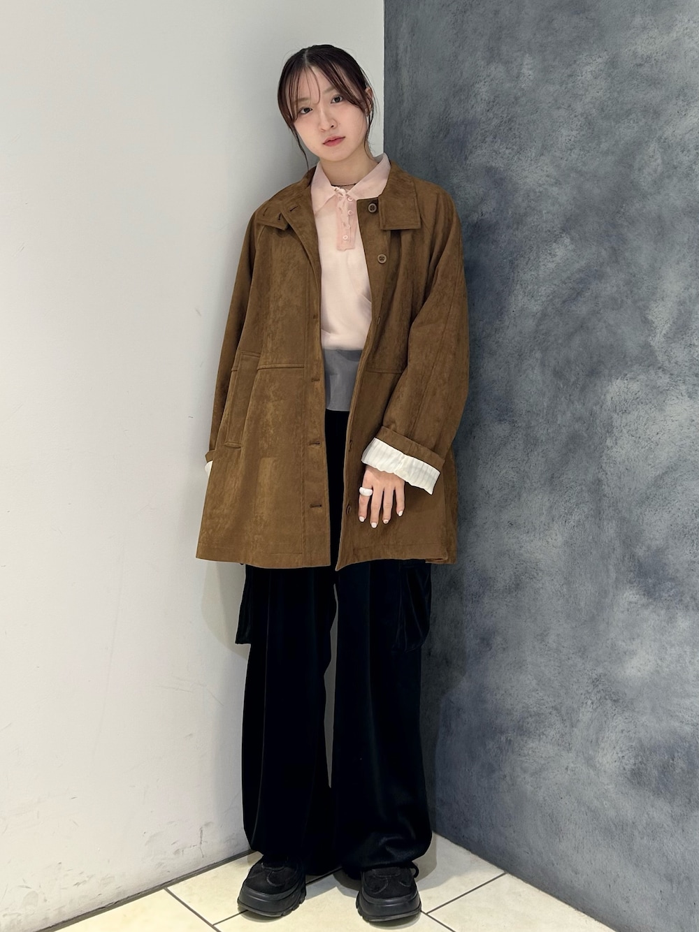 ピンク系のニット/セーター、ブラウン系のカバーオール、ブラック系のその他パンツを着用したレディースの秋コーディネートの1枚目の写真