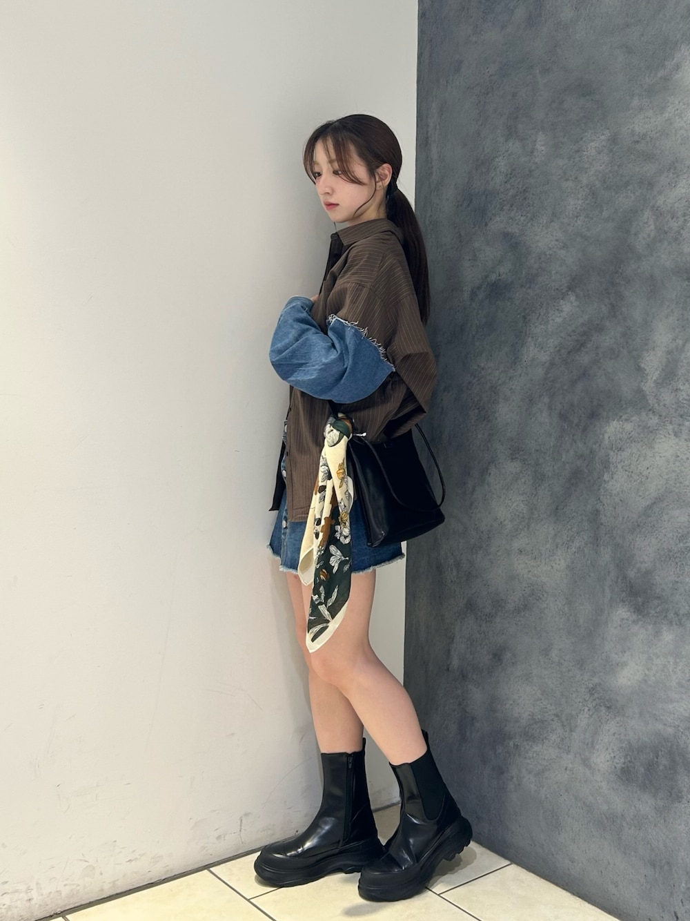 「KBF、kbf_ootd、KBFで選ぶ秋、秋服、秋コーデ、秋服準備はじめました、デニム、デニムスカート、デニムシャツ、ミニスカート、シャツスタイル、シャツコーデ」｜「KBFのデニムスリーブリメイクシャツ（シャツ/ブラウス、ブラウン系）」を使った、なごみそさん（骨格ウェーブ・レディース・160cm）の秋コーディネートの1枚目の写真