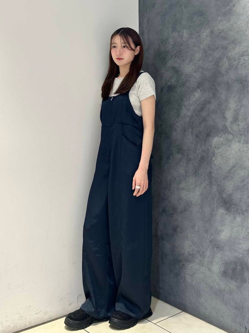 「シンプル、モード、Tシャツ、KBF、サテン、カットソー、サロペット、春コーデ、夏コーデ、春夏コーデ、モダン、25ss」｜「KBFのフロントZIPサテンサロペット（サロペット/オーバーオール、ブルー系）」を使った、なごみそさん（レディース・160cm）の夏コーディネートの1枚目の写真