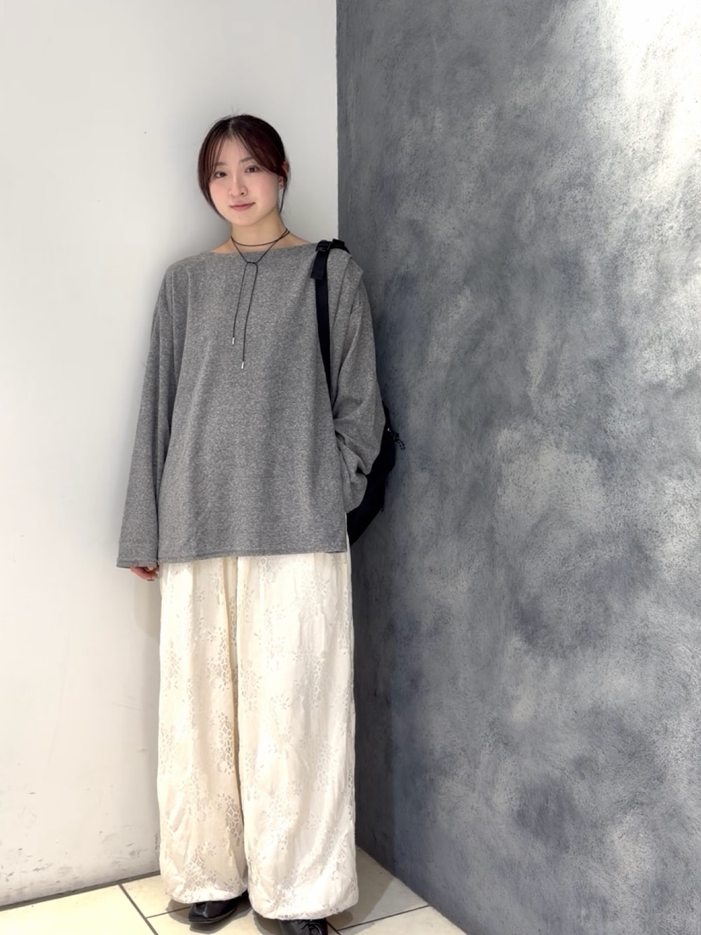 グレー系のTシャツ/カットソー、ブラック系のバックパック/リュック、ホワイト系のその他パンツを着用したレディースの春コーディネートの1枚目の写真