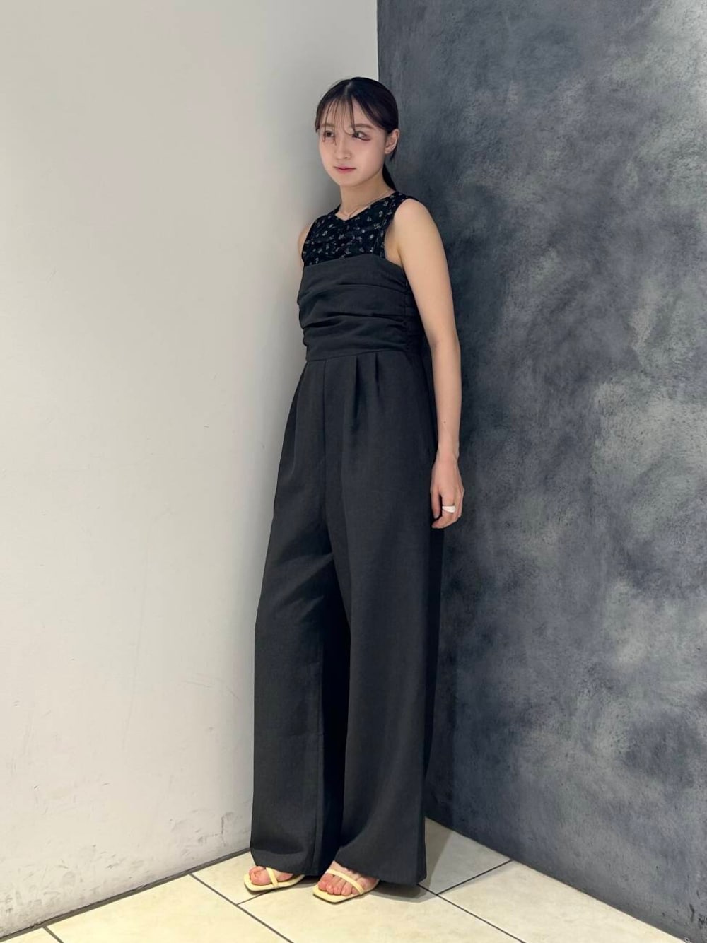 「KBF、サロペット、シアー、ノースリーブ、春コーデ、夏コーデ、メッシュ、フラワー柄、シャーリング、春夏コーデ、25ss」｜「KBFのスリムストラップサンダル（サンダル、イエロー系）」を使った、なごみそさん（レディース・160cm）の夏コーディネートの1枚目の写真