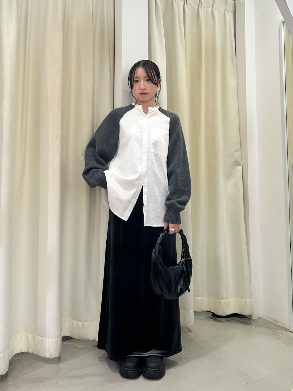 グレー系のシャツ/ブラウス、グレー系のスカート、ブラック系のハンドバッグを着用したレディースの秋コーディネートの1枚目の写真