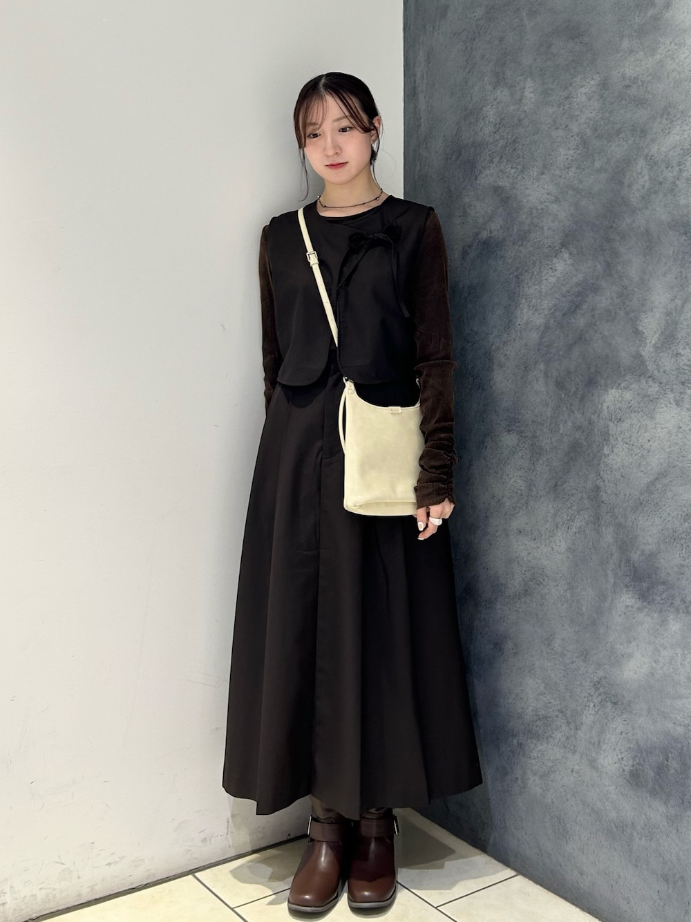 ブラウン系のワンピース、ブラウン系のTシャツ/カットソー、ホワイト系のショルダーバッグを着用したレディースの秋コーディネートの1枚目の写真