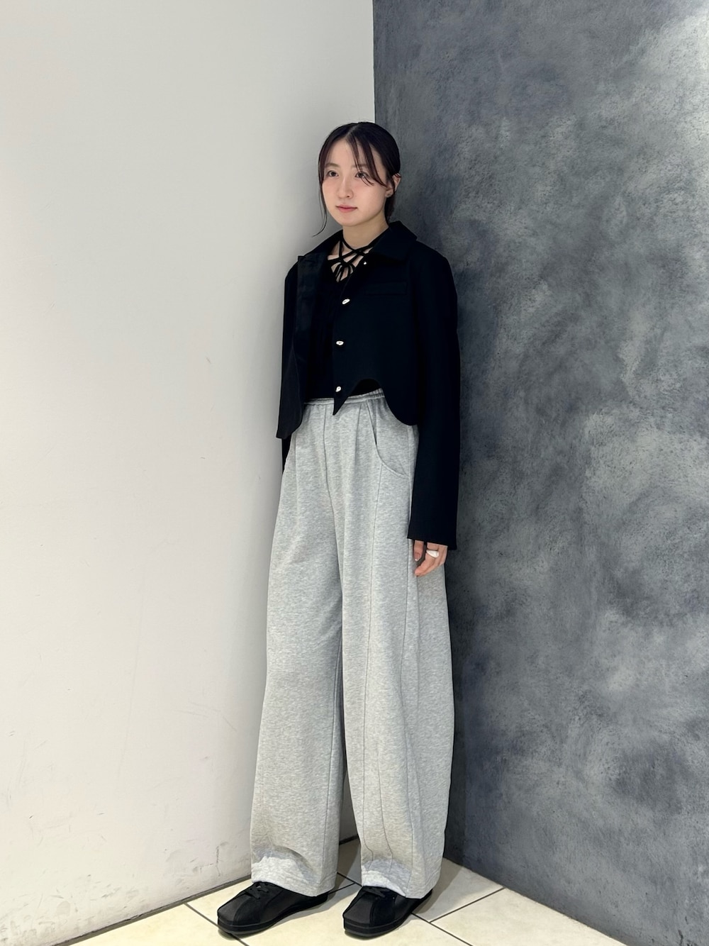 ブラック系のその他アウター、ブラック系のTシャツ/カットソー、グレー系のその他パンツを着用したレディースの秋コーディネートの1枚目の写真