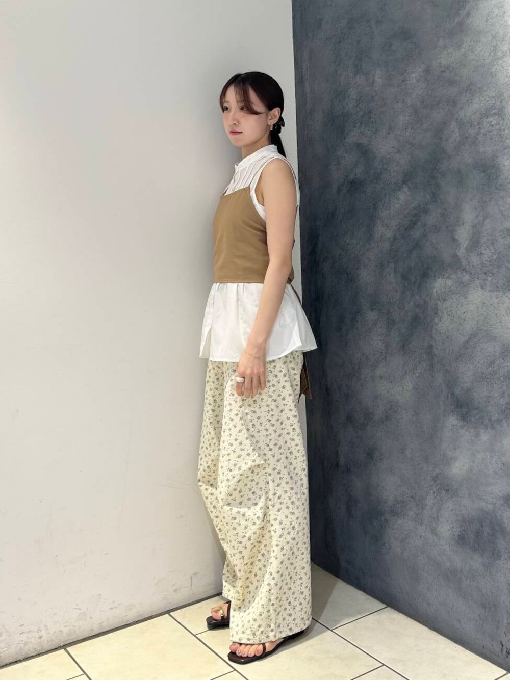 「カーゴパンツ、ビスチェ、KBF、春コーデ、夏コーデ、タック、セット、春夏コーデ、25ss」｜「KBFのフラワープリントドロストパンツ（その他パンツ、ホワイト系）」を使った、なごみそさん（レディース・160cm）の夏コーディネートの1枚目の写真