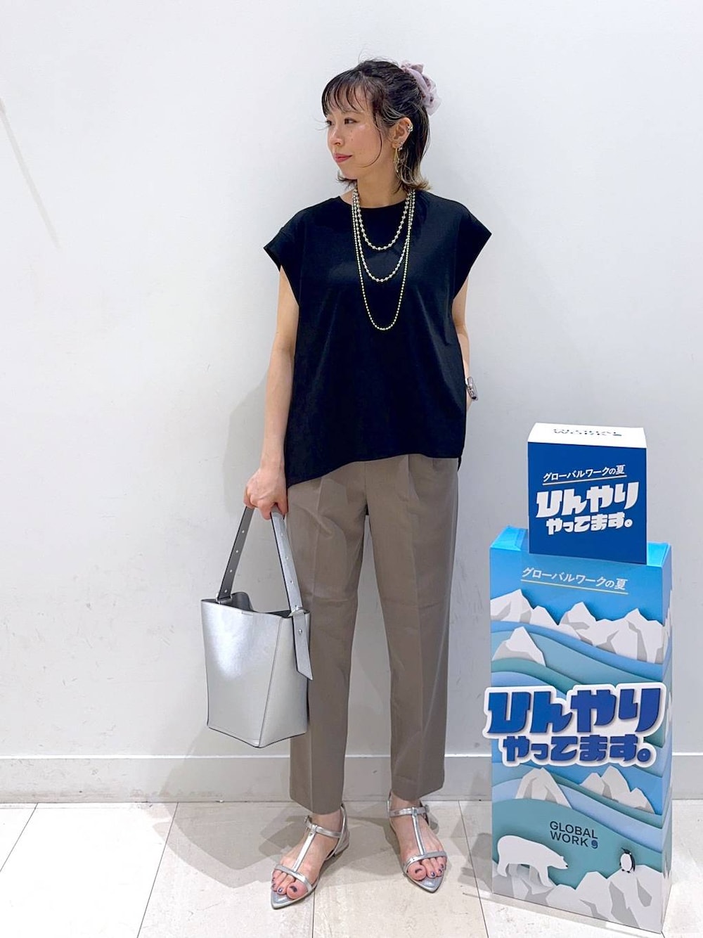 「GLOBAL WORK、体型カバー、着痩せ・細見え、個性派、ママコーデ、低身長、低身長_GLOBALWORK、ピアス、ショルダーバッグ、バッグ、ウツクシルエット_GLOBAL WORK、テーパードパンツ、サンダル、接触冷感、遮熱」｜「GLOBAL WORKのカラーリーフピアス/145252（ピアス（両耳用）、ブルー系）」を使った、Miyaさん（レディース・152cm）の夏コーディネートの1枚目の写真