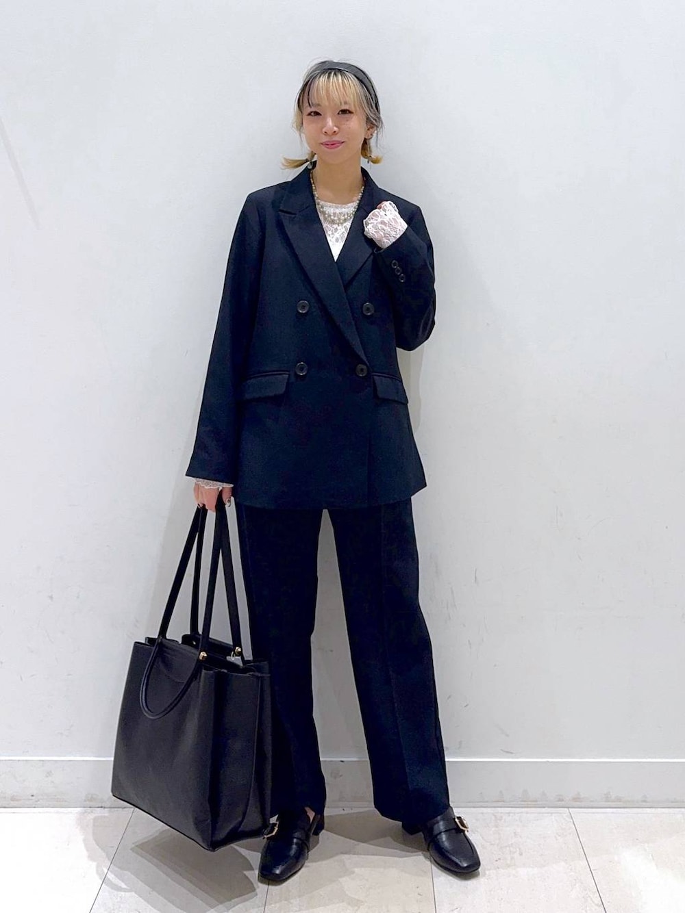 ブラック系のローファー、ホワイト系のTシャツ/カットソー、ブルー系のテーラードジャケットを着用したレディースの冬コーディネートの1枚目の写真