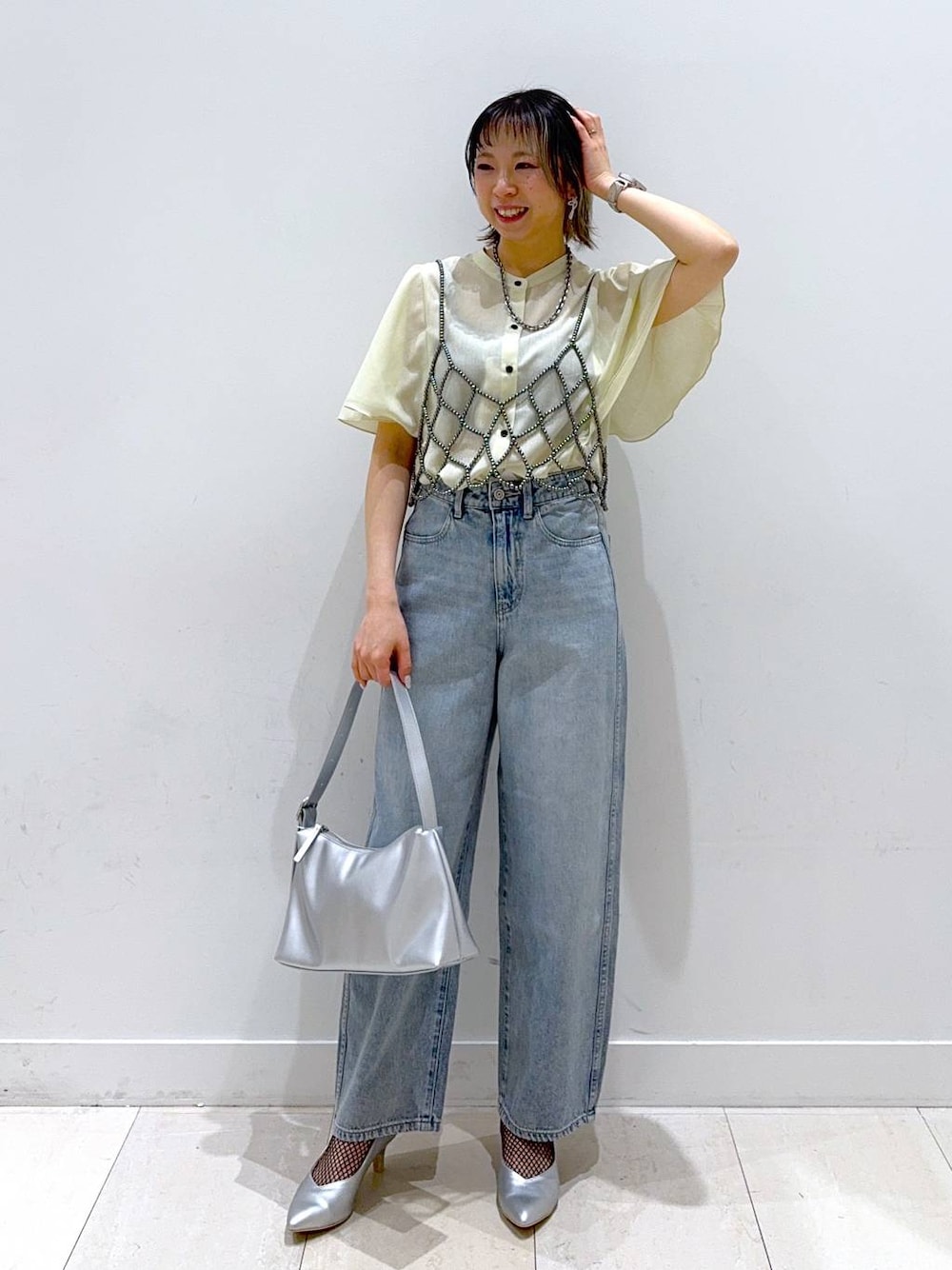 「体型カバー、着痩せ・細見え、個性派、低身長、GLOBAL WORK、デニムパンツ、GOOD DENIM_GLOBAL WORK、ブラウス、ビスチェ、ショルダーバッグ、ハンドバッグ、パンプス、バッグ、パンツ」｜「GLOBAL WORKのGOODデニムバギーパンツ/118365（デニムパンツ、ブルー系）」を使った、Miyaさん（レディース・152cm）の春コーディネートの1枚目の写真