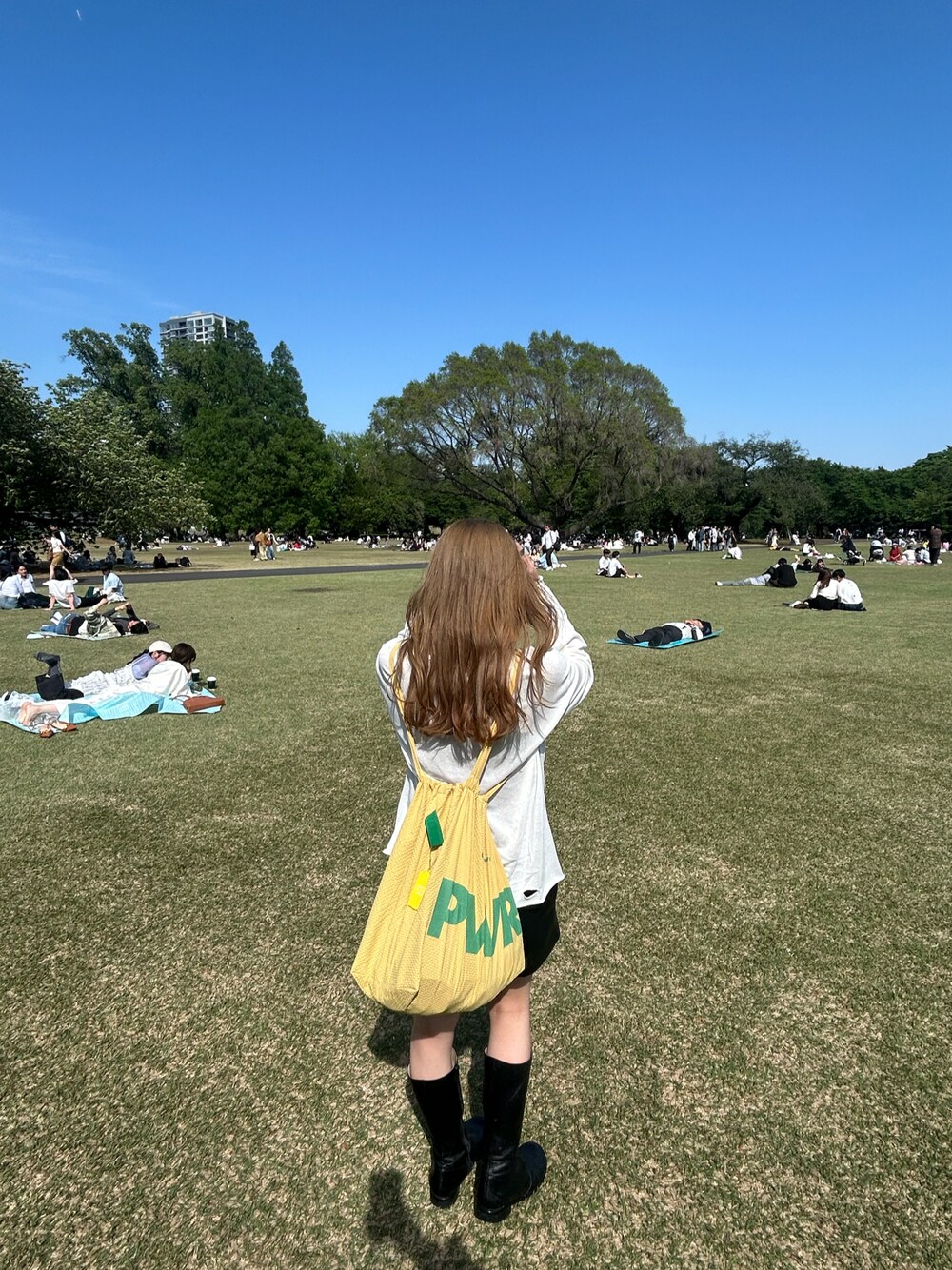 イエロー系のトートバッグを着用したレディースの秋コーディネートの1枚目の写真