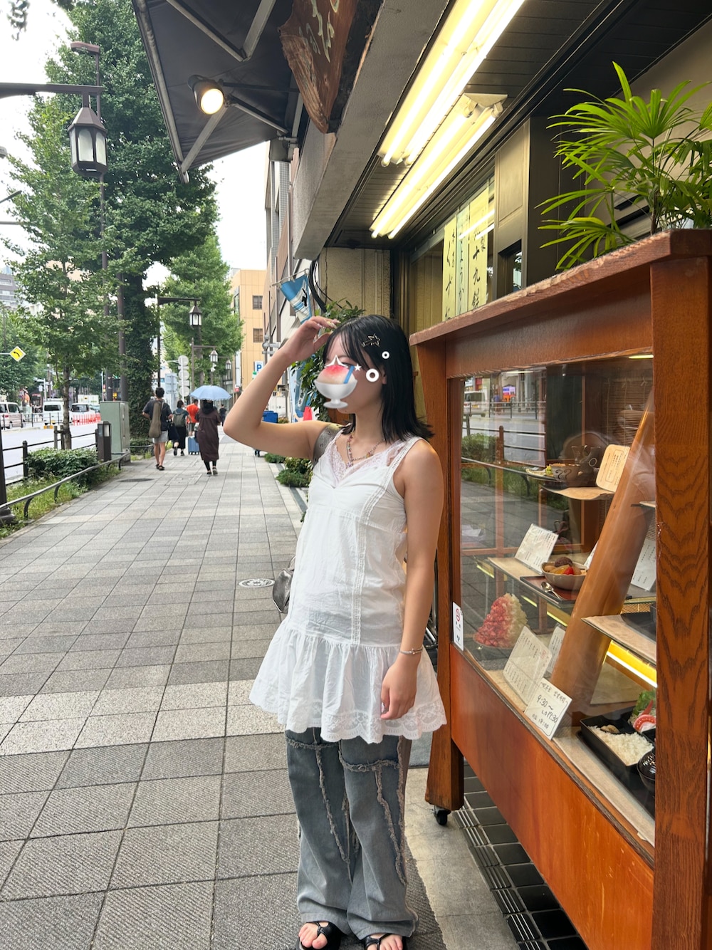 ブルー系のデニムパンツ、ホワイト系のチュニックを着用したレディースの秋コーディネートの1枚目の写真