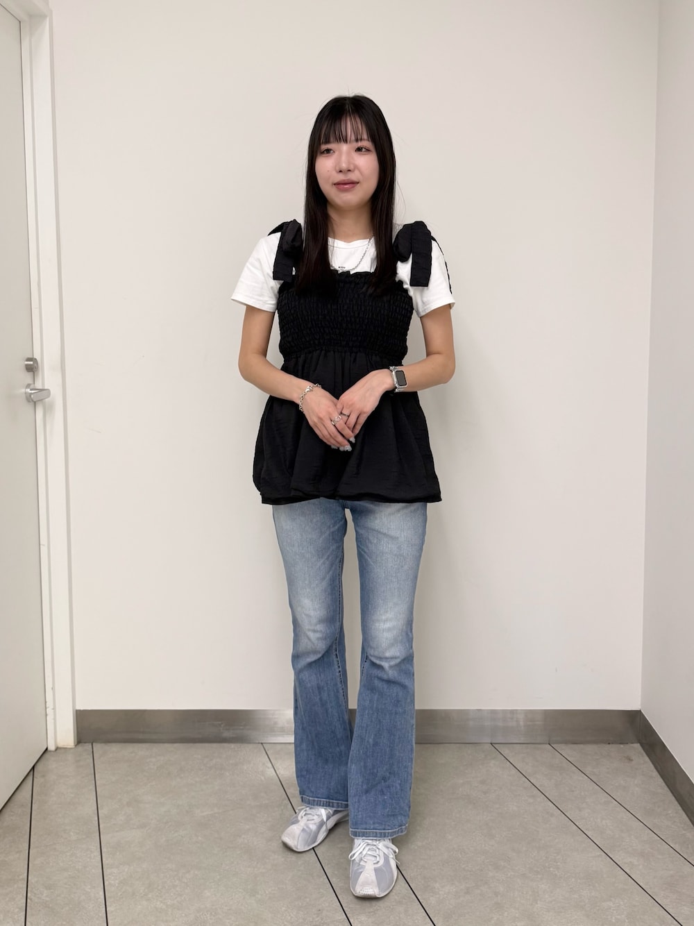 シルバー系のネックレス、その他のブレスレット、シルバー系のリングを着用したレディースの夏コーディネートの1枚目の写真