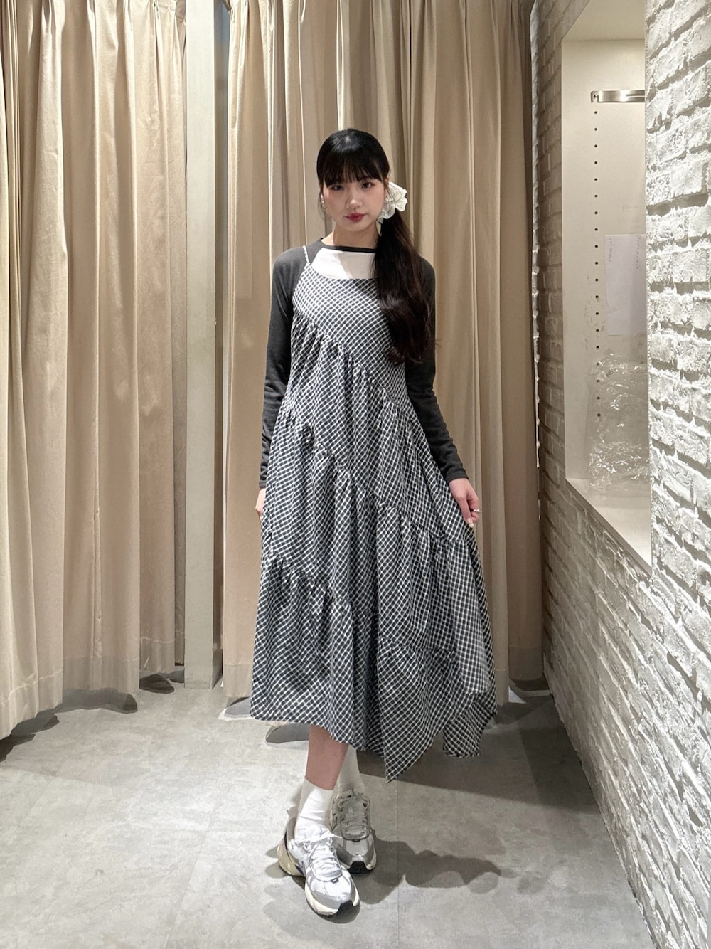 ホワイト系のTシャツ/カットソー、ブラック系のワンピースを着用したレディースの春コーディネートの1枚目の写真