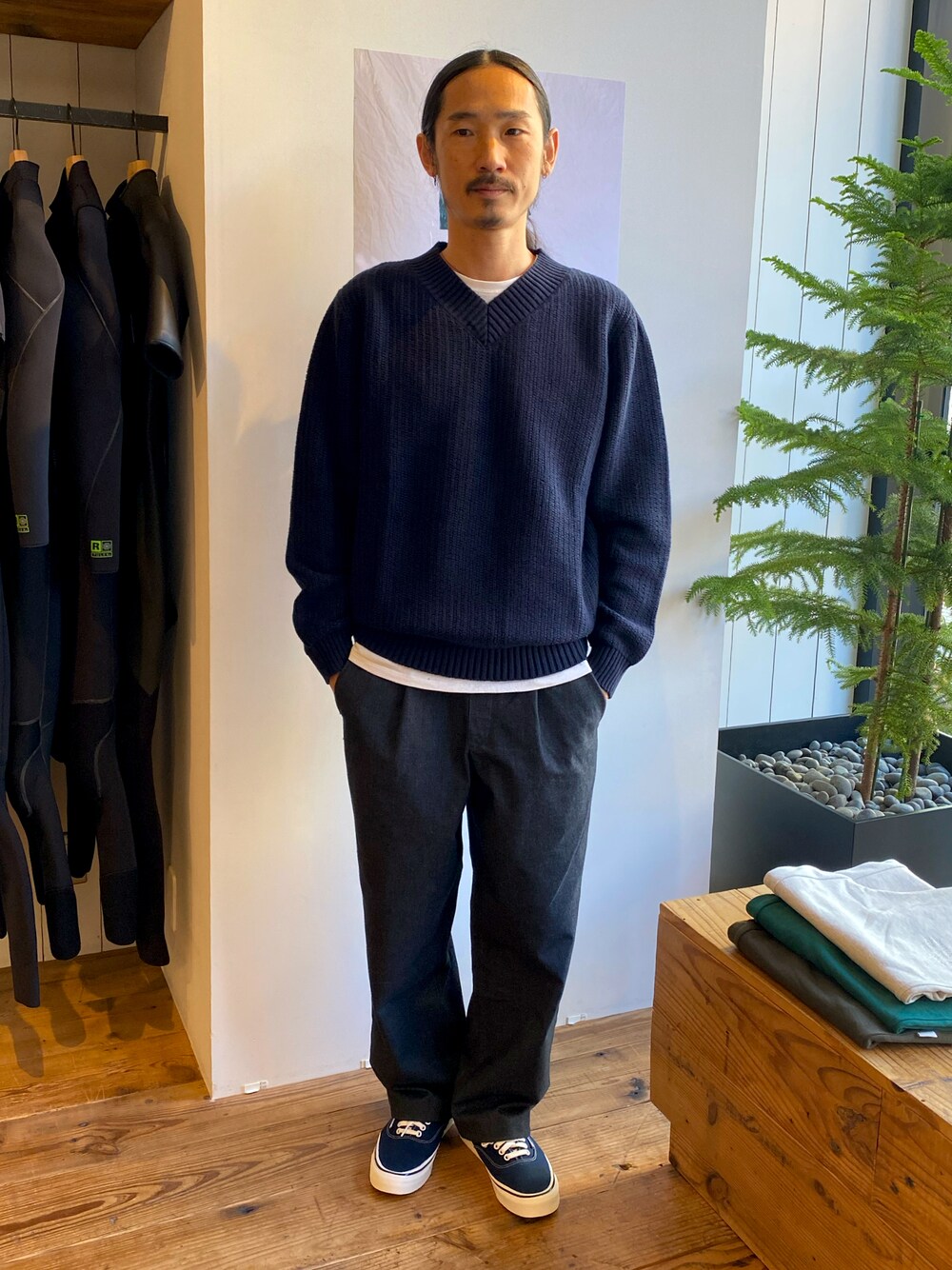 「ニット、ブイネックニット、ワイドパンツ、ストリート、ストリートMIX、ラフ、SATURDAYS NYC、VANS、ゆるコーデ、ネイビー、ロン毛」｜「Saturdays NYCのCharles Sweater（ニット/セーター、ブルー系）」を使った、Ken.Nakamuraさん（メンズ・173cm）の秋コーディネートの1枚目の写真
