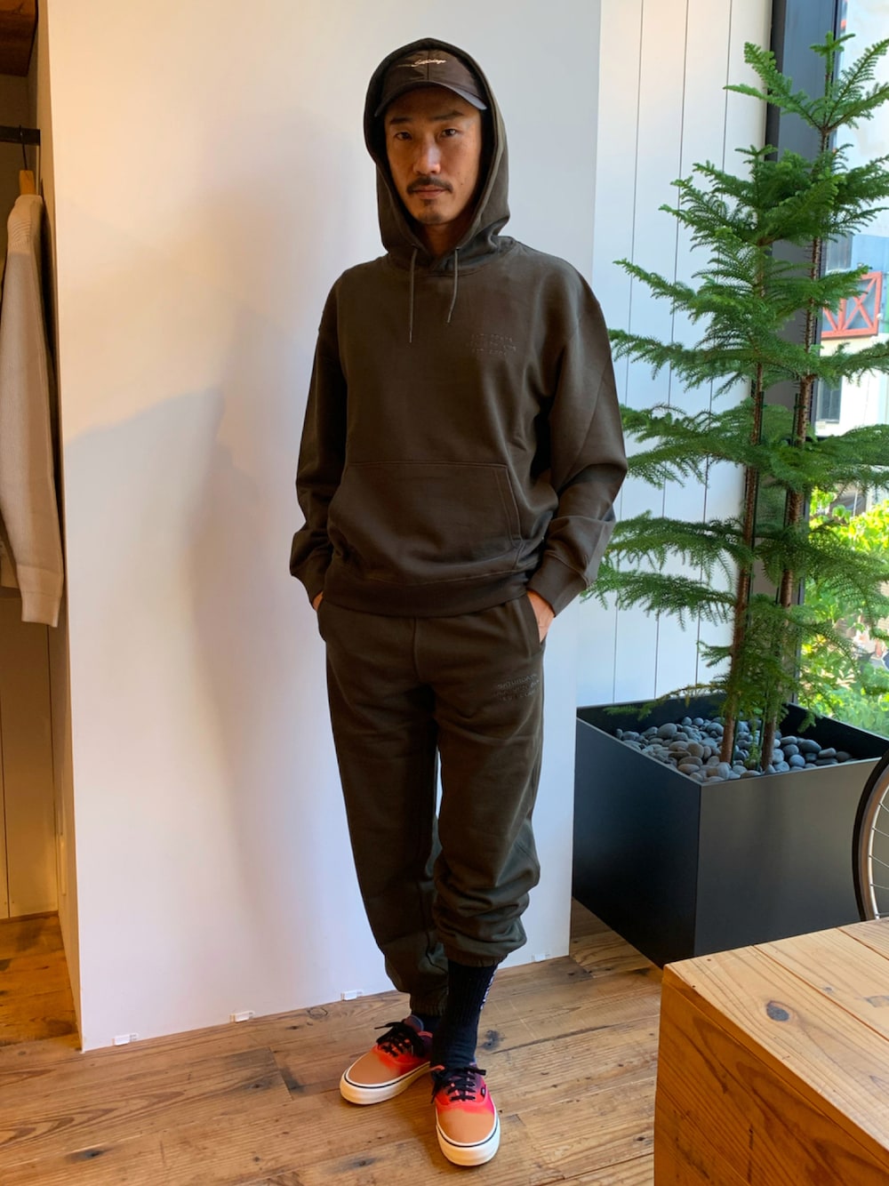 「スウェットパンツ、スウェット、セットアップ、VANS、シンプル、スニーカーコーデ、SATURDAYS SURF NYC、シンプルスタイル、スウェットパーカー、ロン毛」｜「Saturdays NYCのDitch International Standard Hoodie（パーカー、グリーン系）」を使った、Ken.Nakamuraさん（メンズ・173cm）の秋コーディネートの1枚目の写真