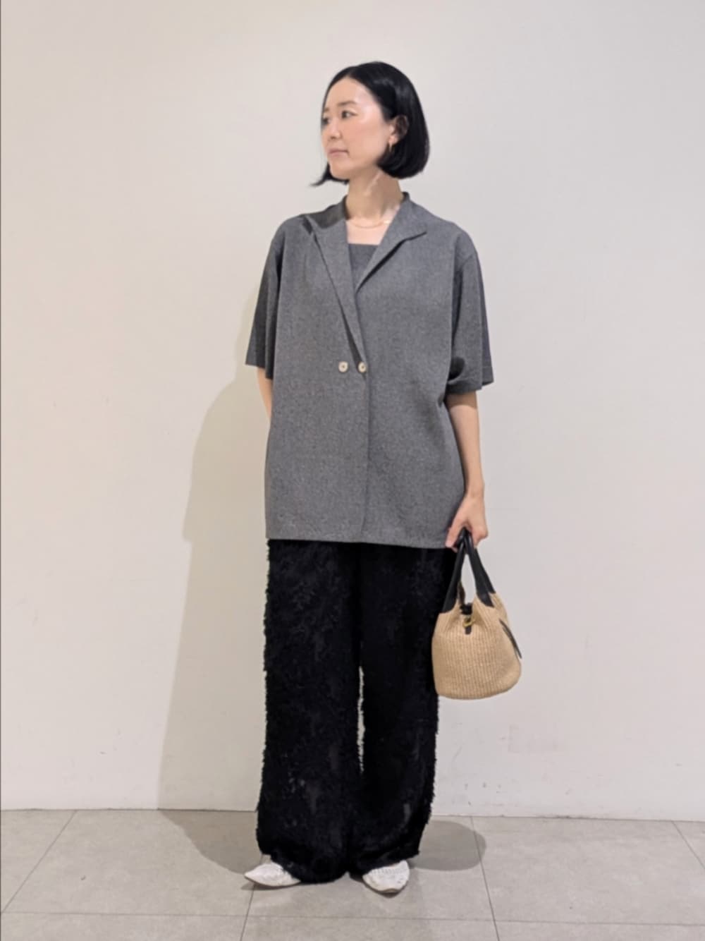 グレー系のテーラードジャケット、グレー系のTシャツ/カットソー、ブラック系のその他パンツを着用したレディースの夏コーディネートの1枚目の写真
