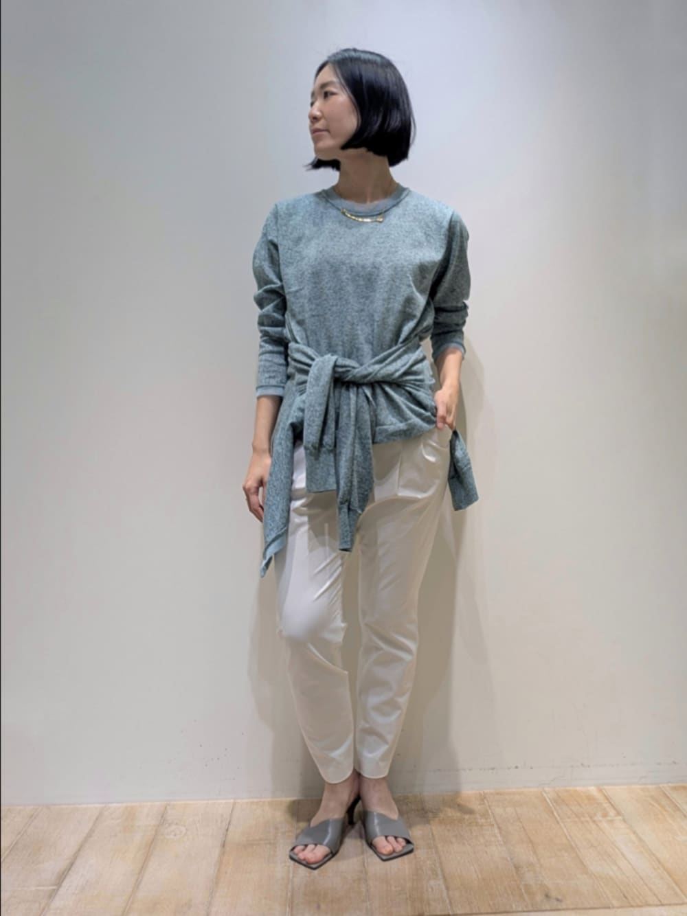 ホワイト系のその他パンツ、グリーン系のカーディガン/ボレロ、グリーン系のニット/セーターを着用したレディースの春コーディネートの1枚目の写真