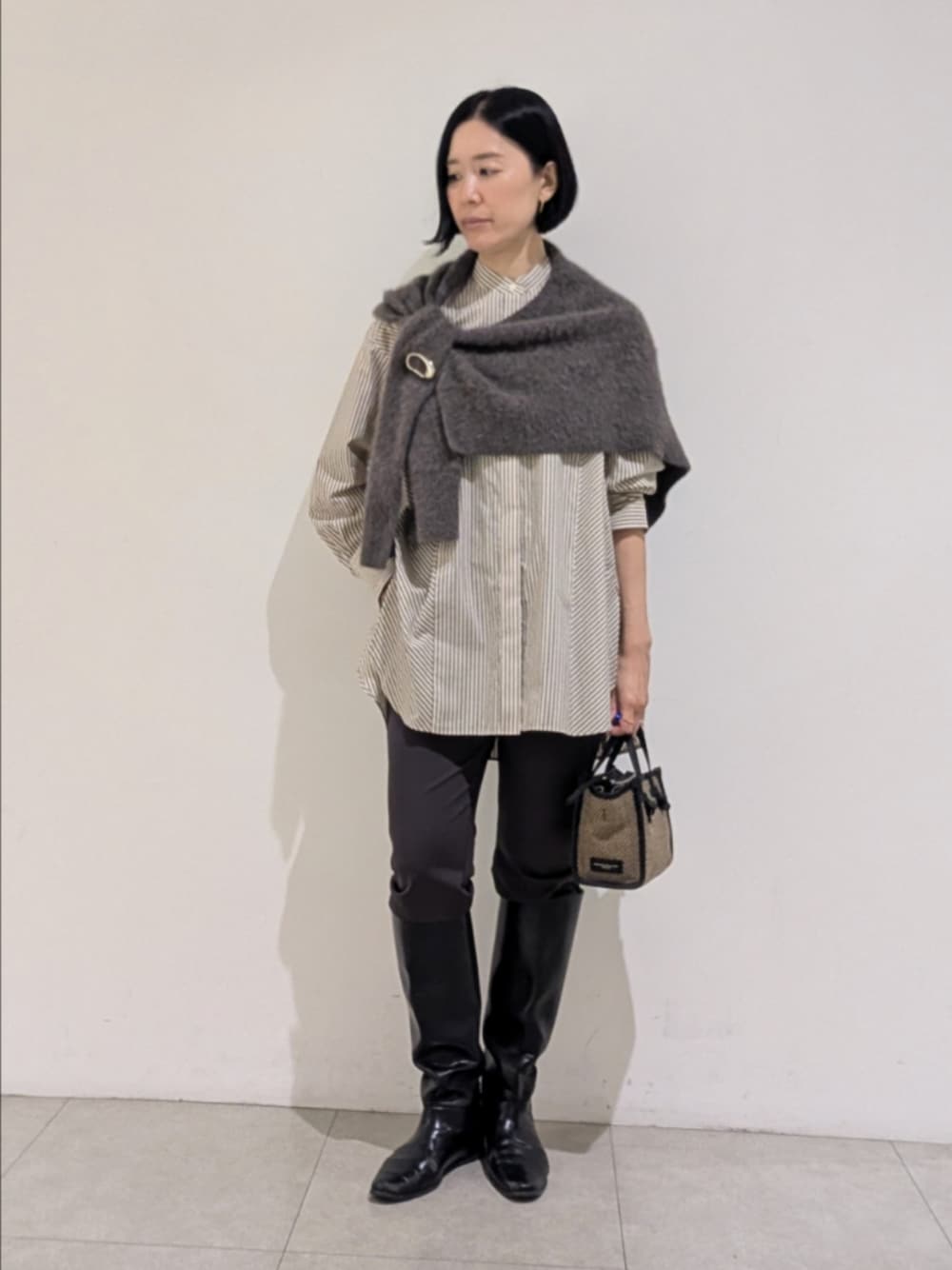 ベージュ系のシャツ/ブラウス、グレー系のその他パンツ、ブラウン系のストール/ショールを着用したレディースの秋コーディネートの1枚目の写真