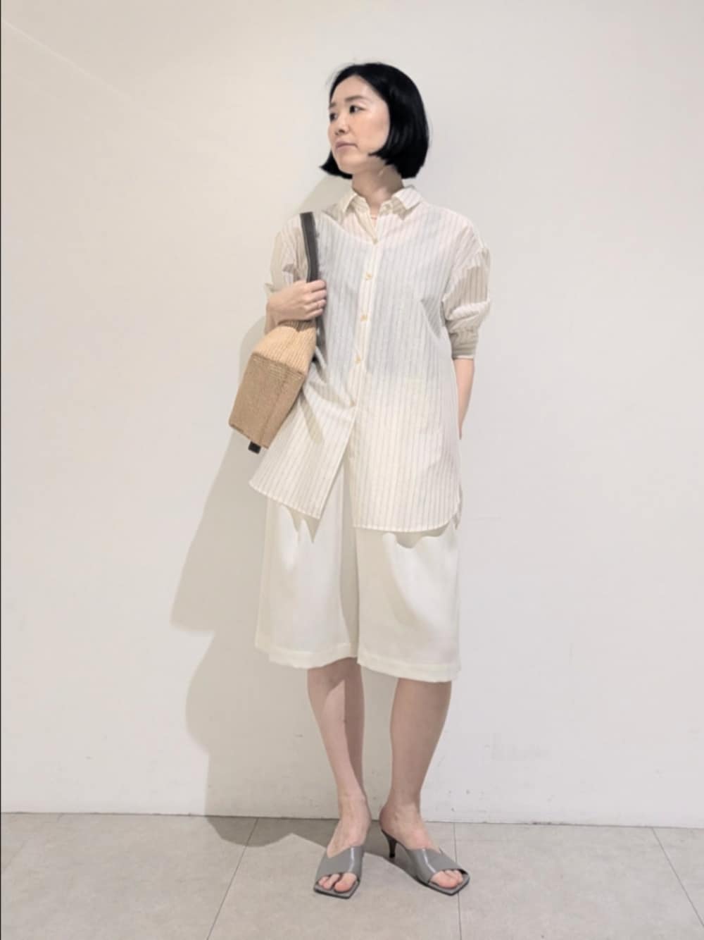 ホワイト系のシャツ/ブラウス、ホワイト系のその他パンツ、ゴールド系のネックレスを着用したレディースの夏コーディネートの1枚目の写真
