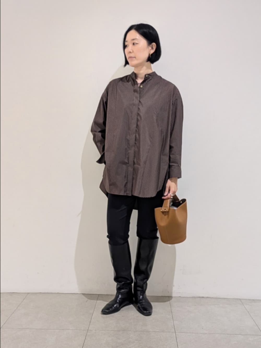 ブラウン系のシャツ/ブラウス、ブラック系のその他パンツ、シルバー系のネックレスを着用したレディースの夏コーディネートの1枚目の写真
