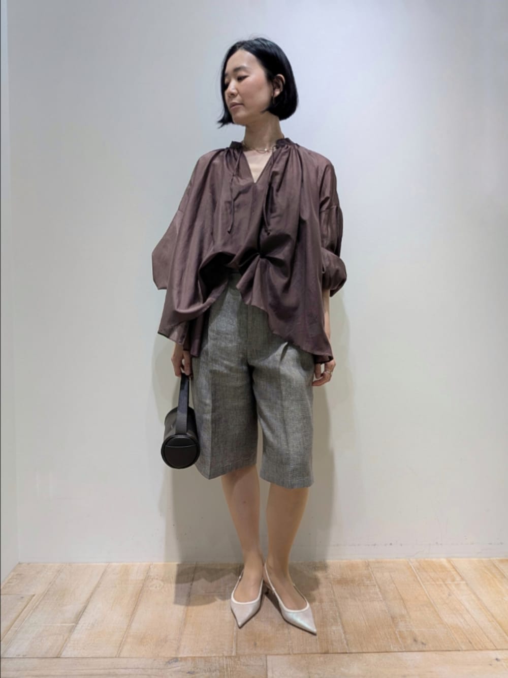 ブラウン系のシャツ/ブラウス、ベージュ系のその他パンツ、ゴールド系のチョーカーを着用したレディースの春コーディネートの1枚目の写真