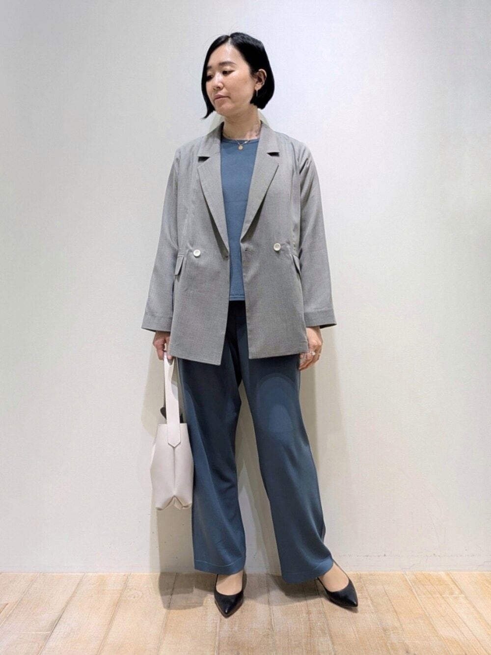 「qualite、カリテ(qualite)、ジャケット、ニット、セットアップ、セットアップスタイル、ニットパンツ、パンツスタイル、パンツコーデ、パンツ、骨格ウェーブ、ブルべ夏」｜「qualiteのシャークスキンダブルジャケット（テーラードジャケット、グレー系）」を使った、Chieさん（骨格ウェーブ・レディース・164cm）の春コーディネートの1枚目の写真